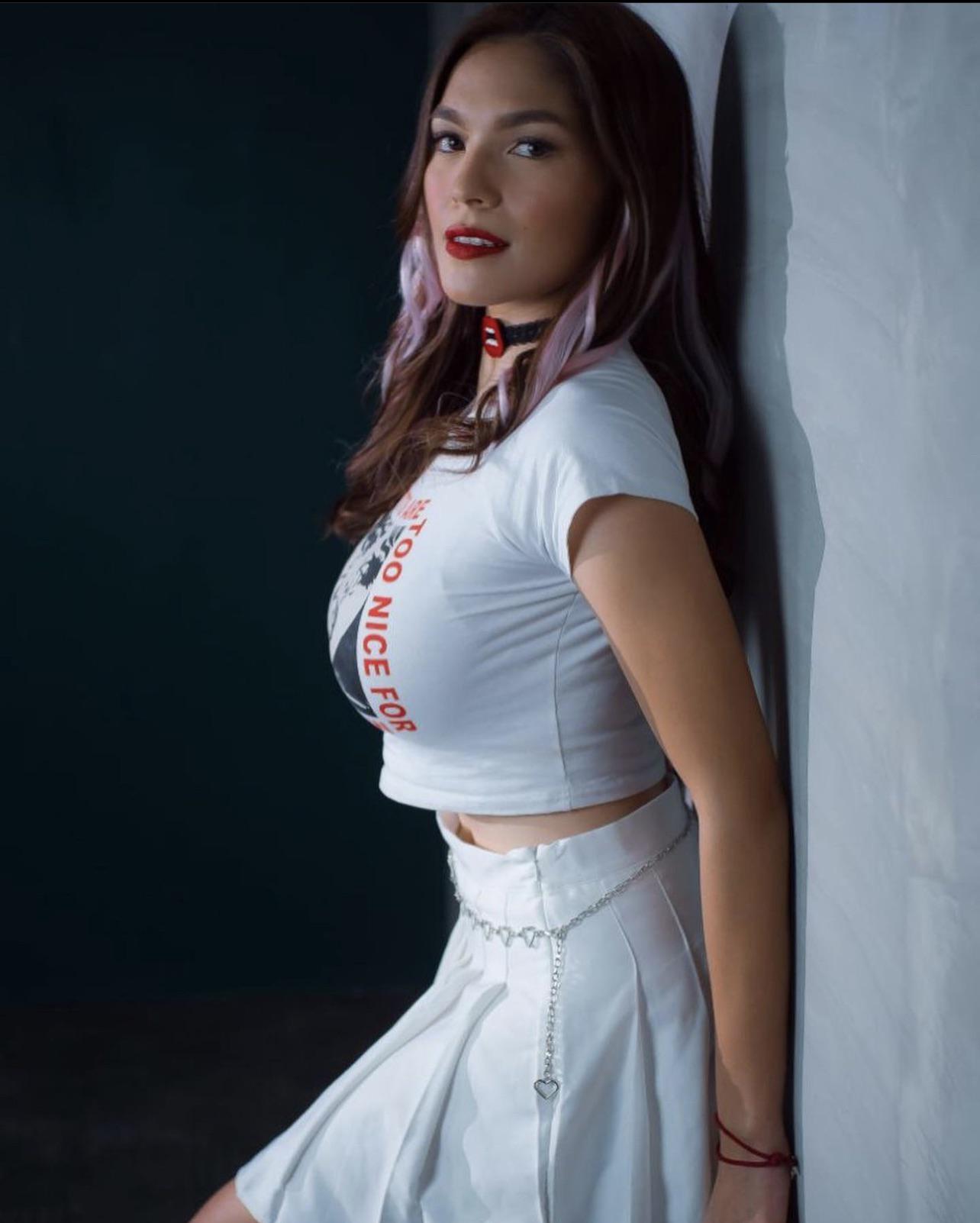 Busty Filipina : 2busty2hide