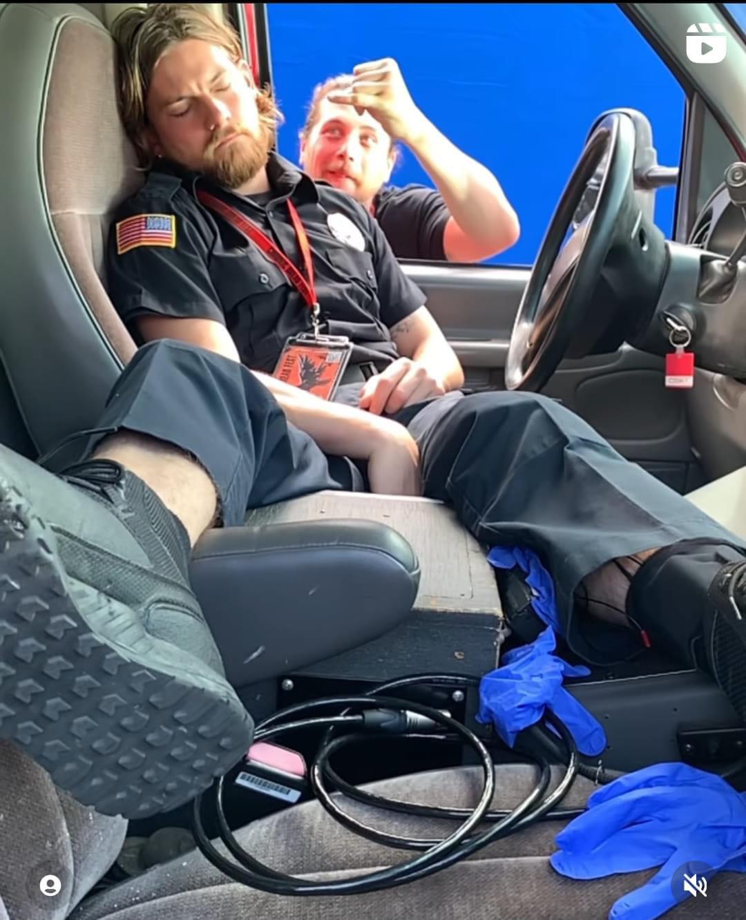 Derin sleeping on the job 😂 r/animalkingdom