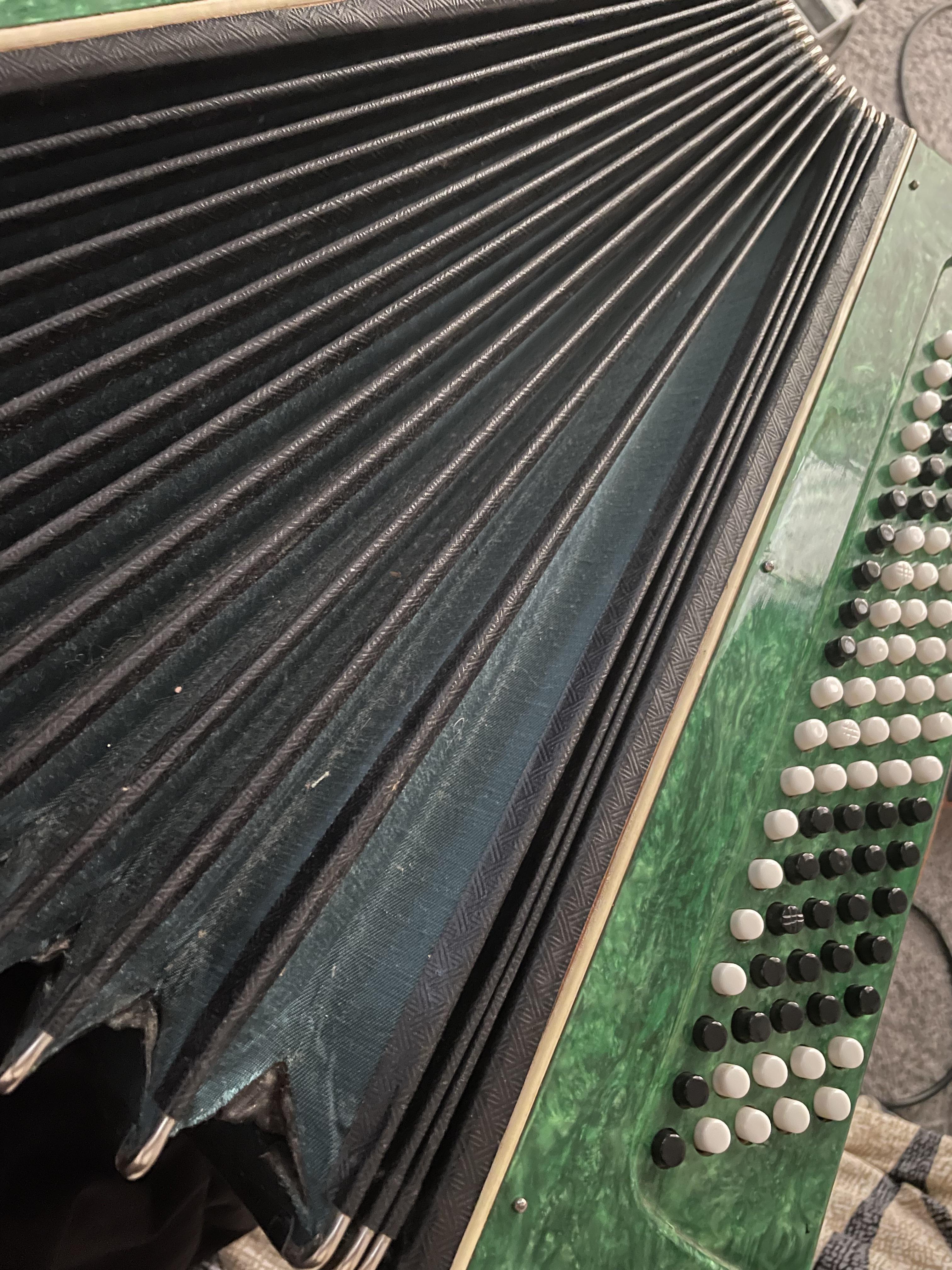 My accordion bellows won’t close all the way, one of them is stuck open