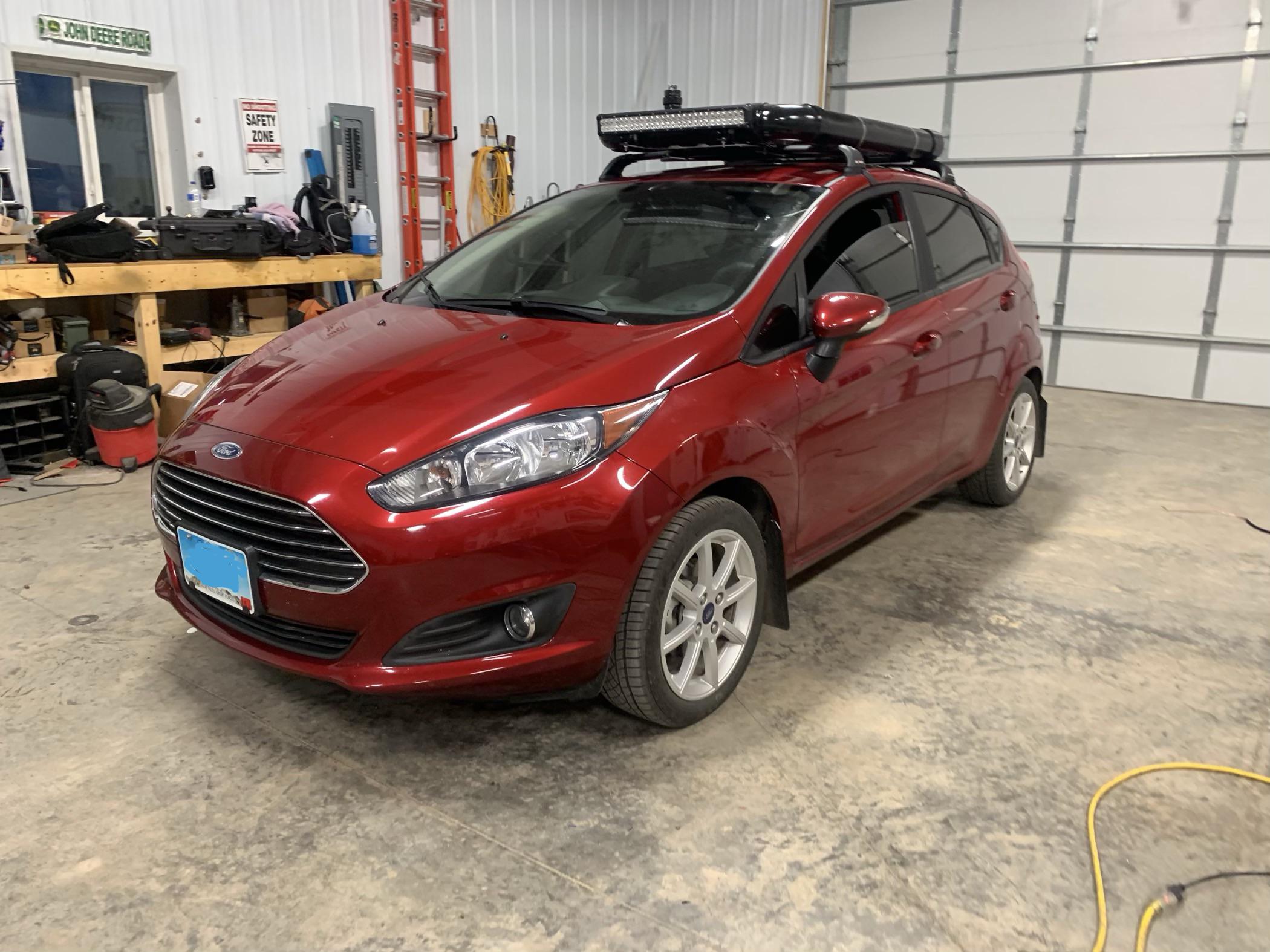 The Fiesta camper has completed its latest stage, the roof rack (solar panel, solar shower