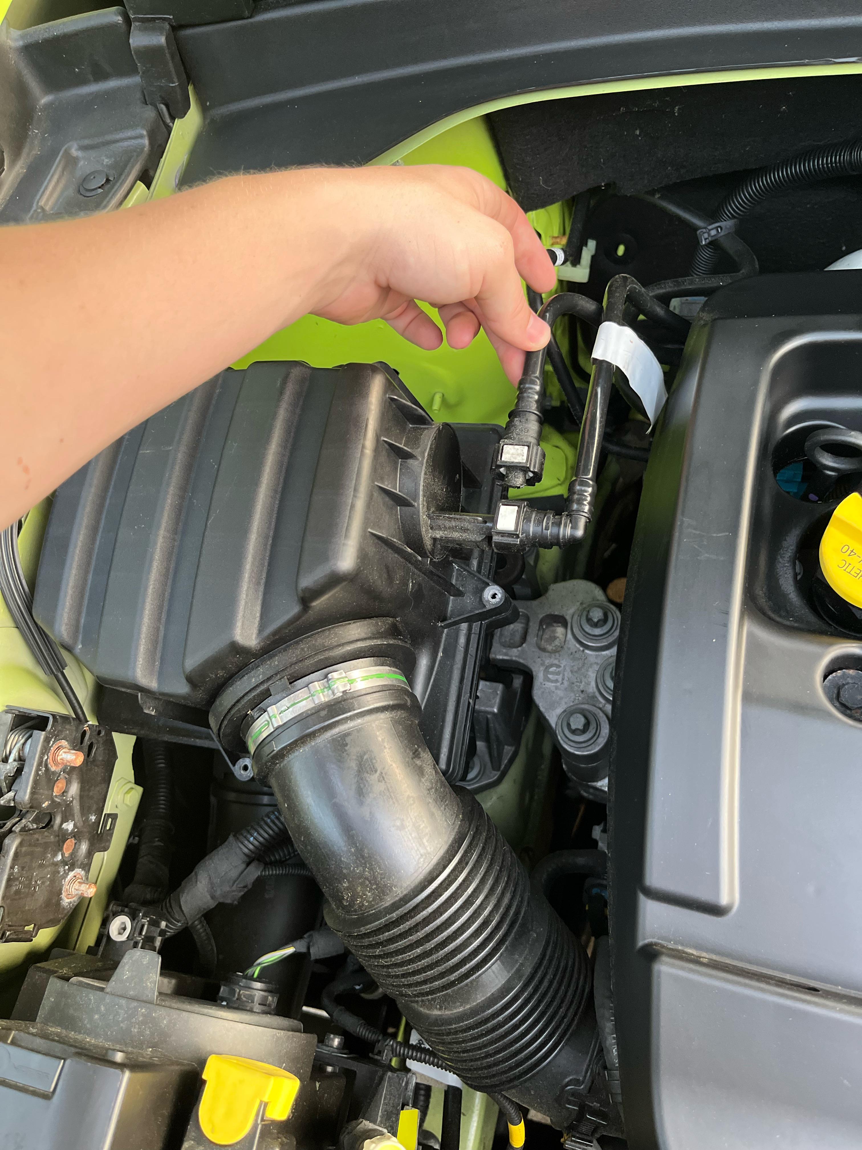 Does anyone know what these two hoses are this is the air cleaner filter! 2018 jeep renegade 1