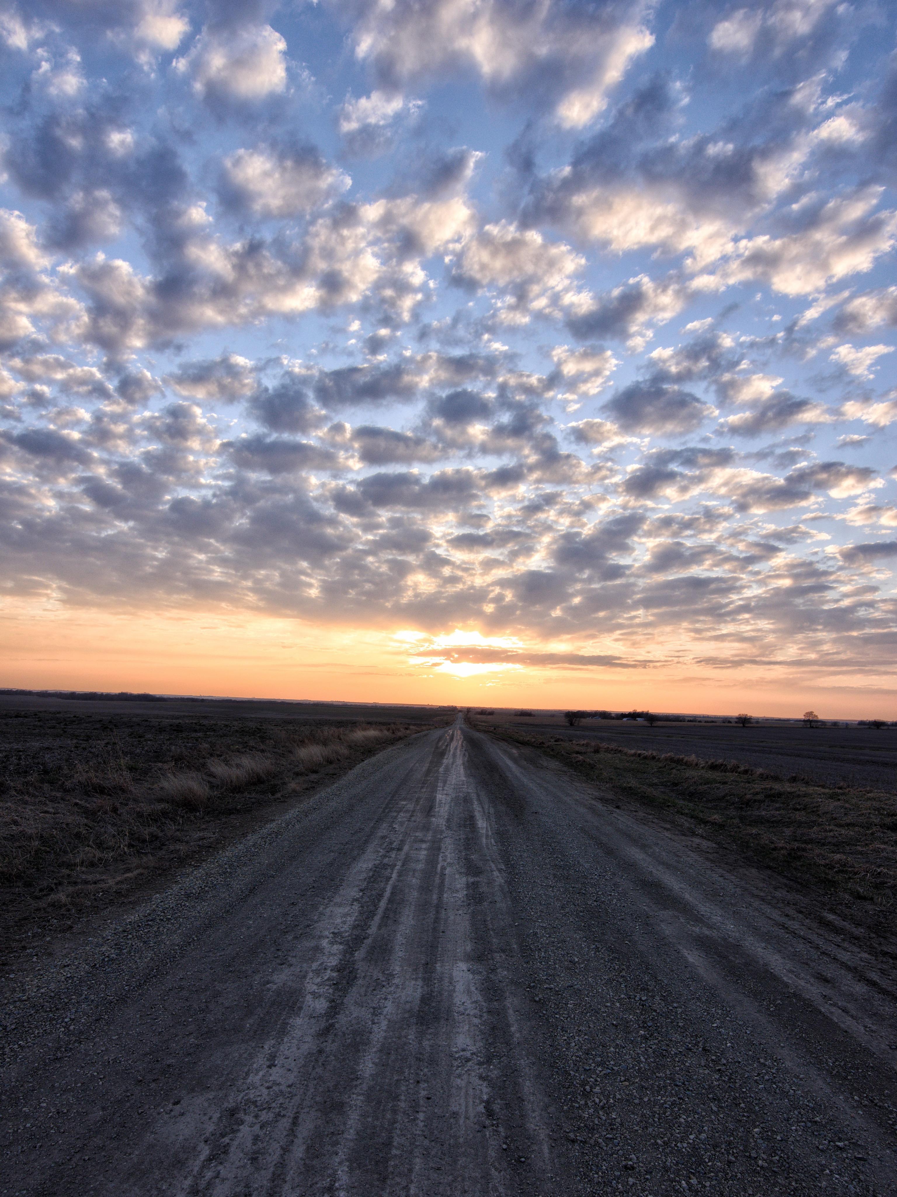 Kansas dirt road sunset! (4000x6000)[OC] r/SkyPorn