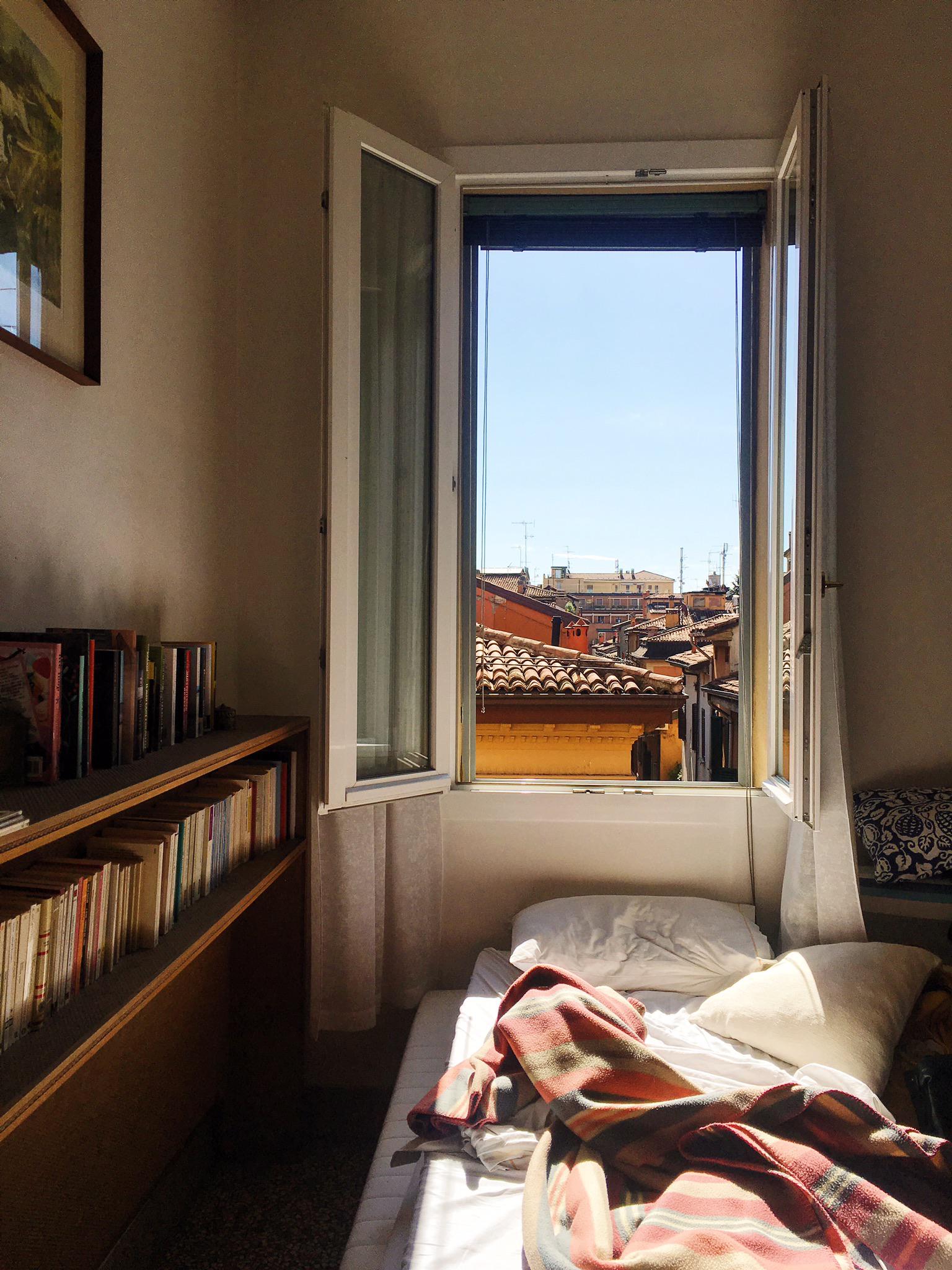 Old pic of my cozy bedroom in an airbnb in Bologna, Italy r/CozyPlaces