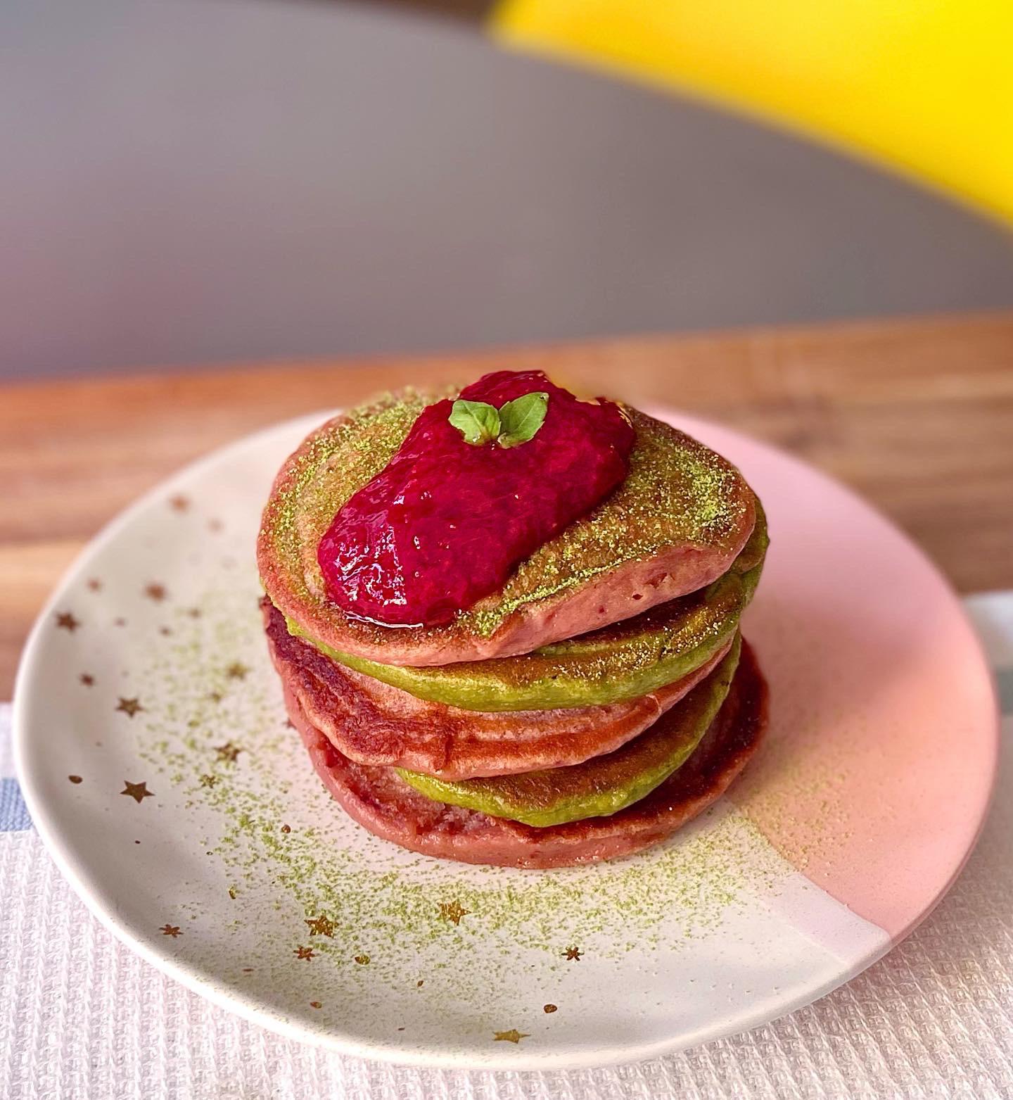 Glutenfree & dairyfree strawberry + matcha pancakes! I cooked down some Mt. Hood strawberries