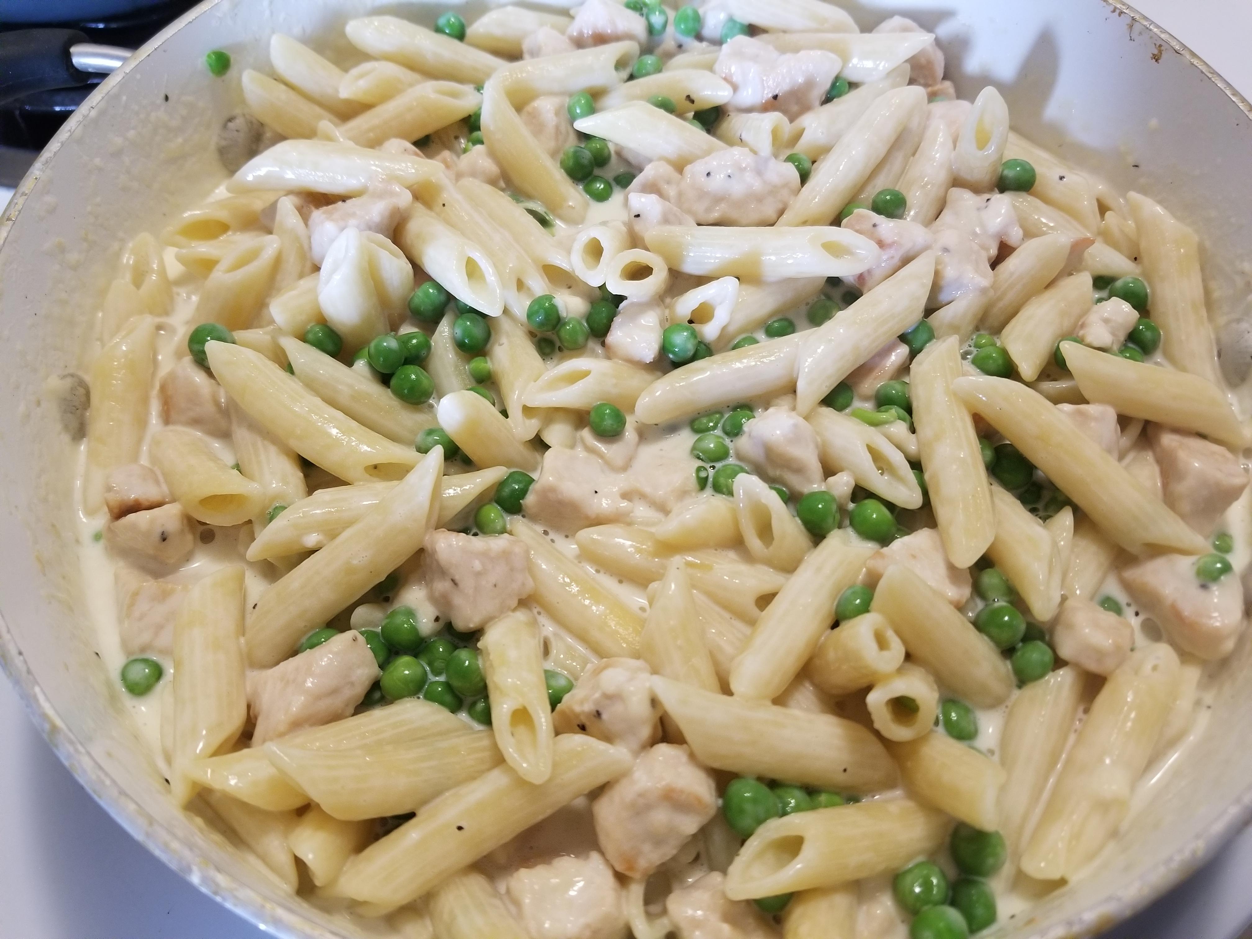 [HOMEMADE] Penne pasta with chicken and peas in a parmesan cream sauce