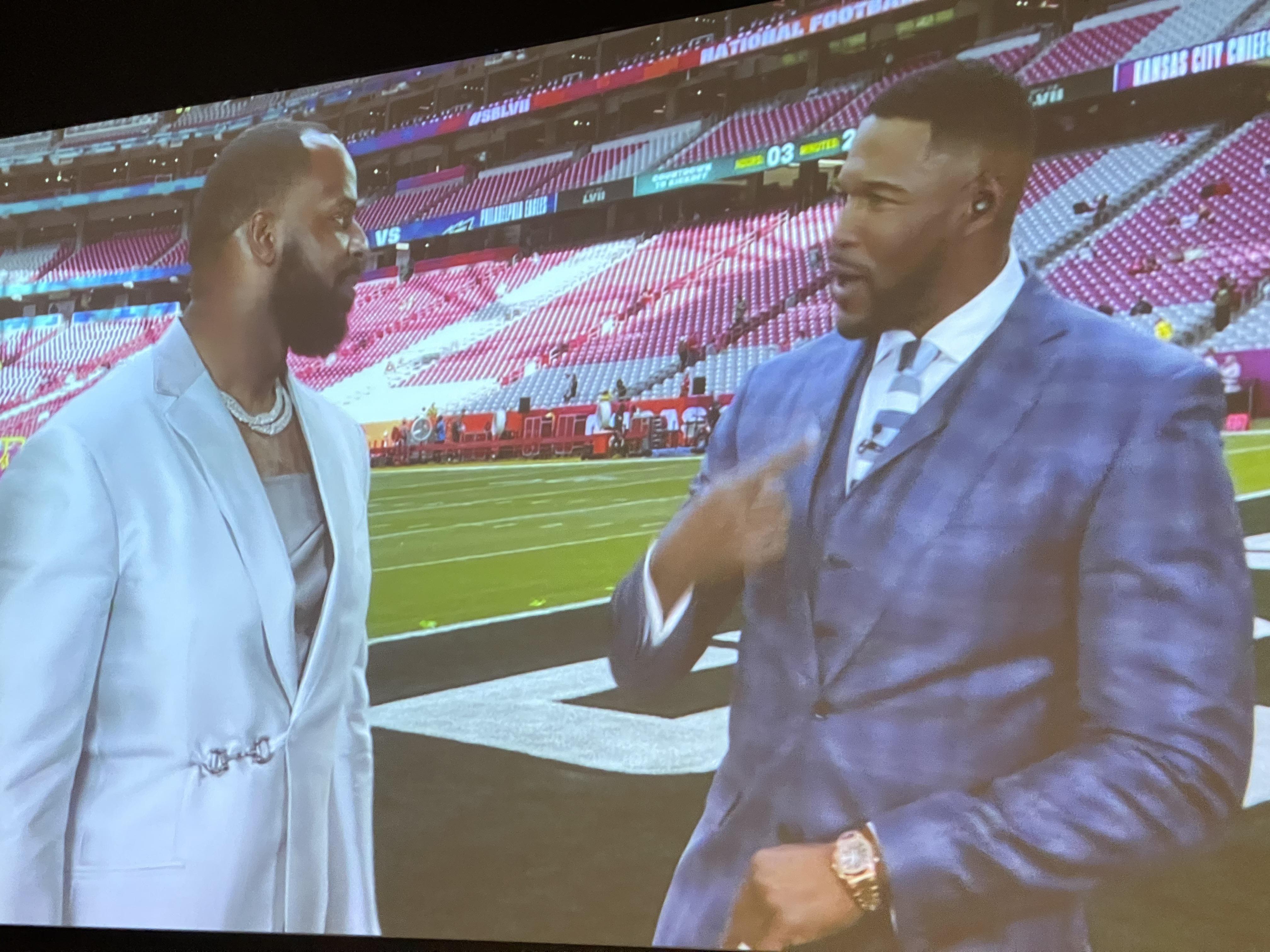 What’s up with Fletcher Cox’s Blouse?! r/LosAngelesRams