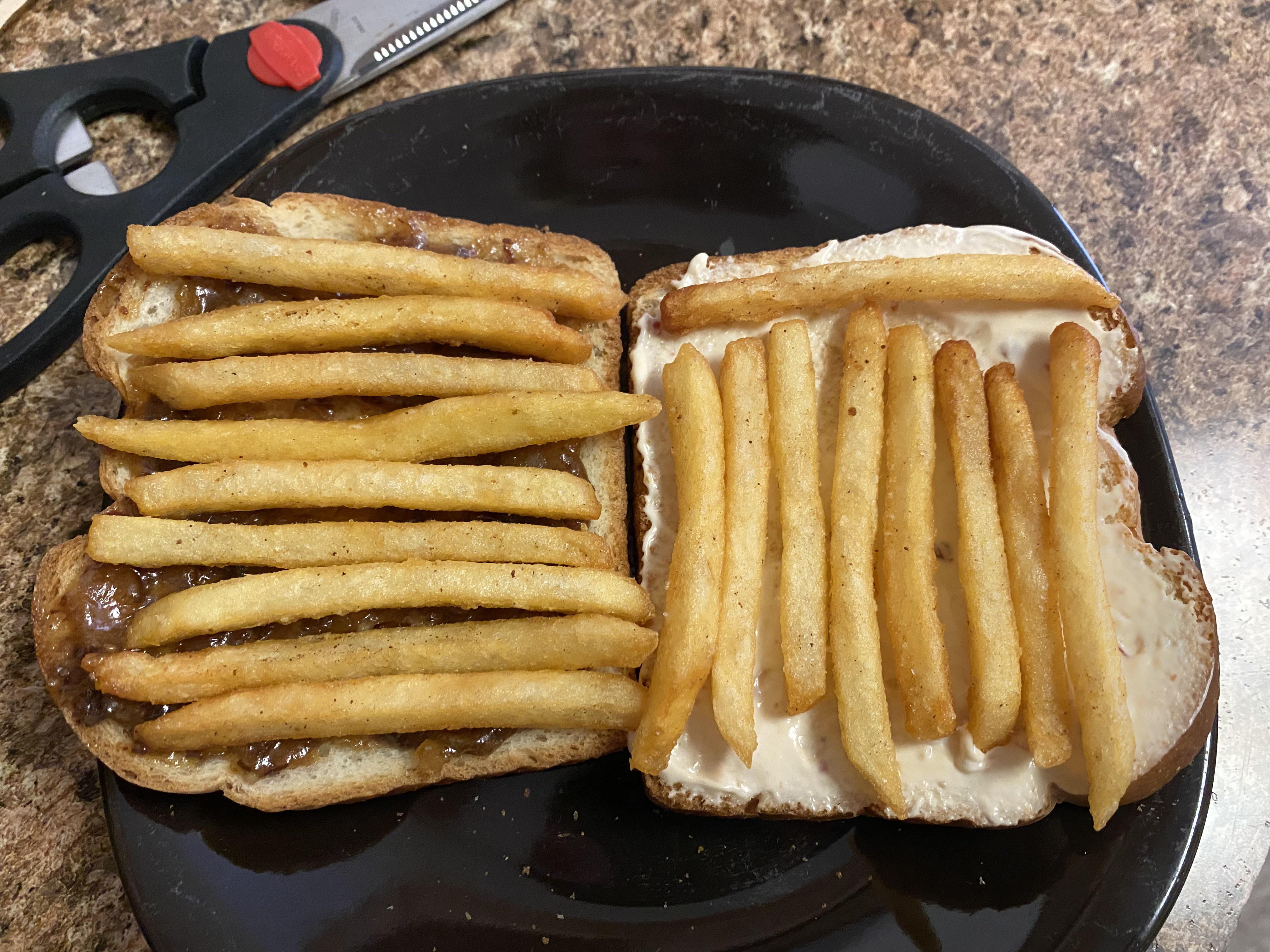 Butterbread toast, bacon jam, French fries, sour cream, sweet chili