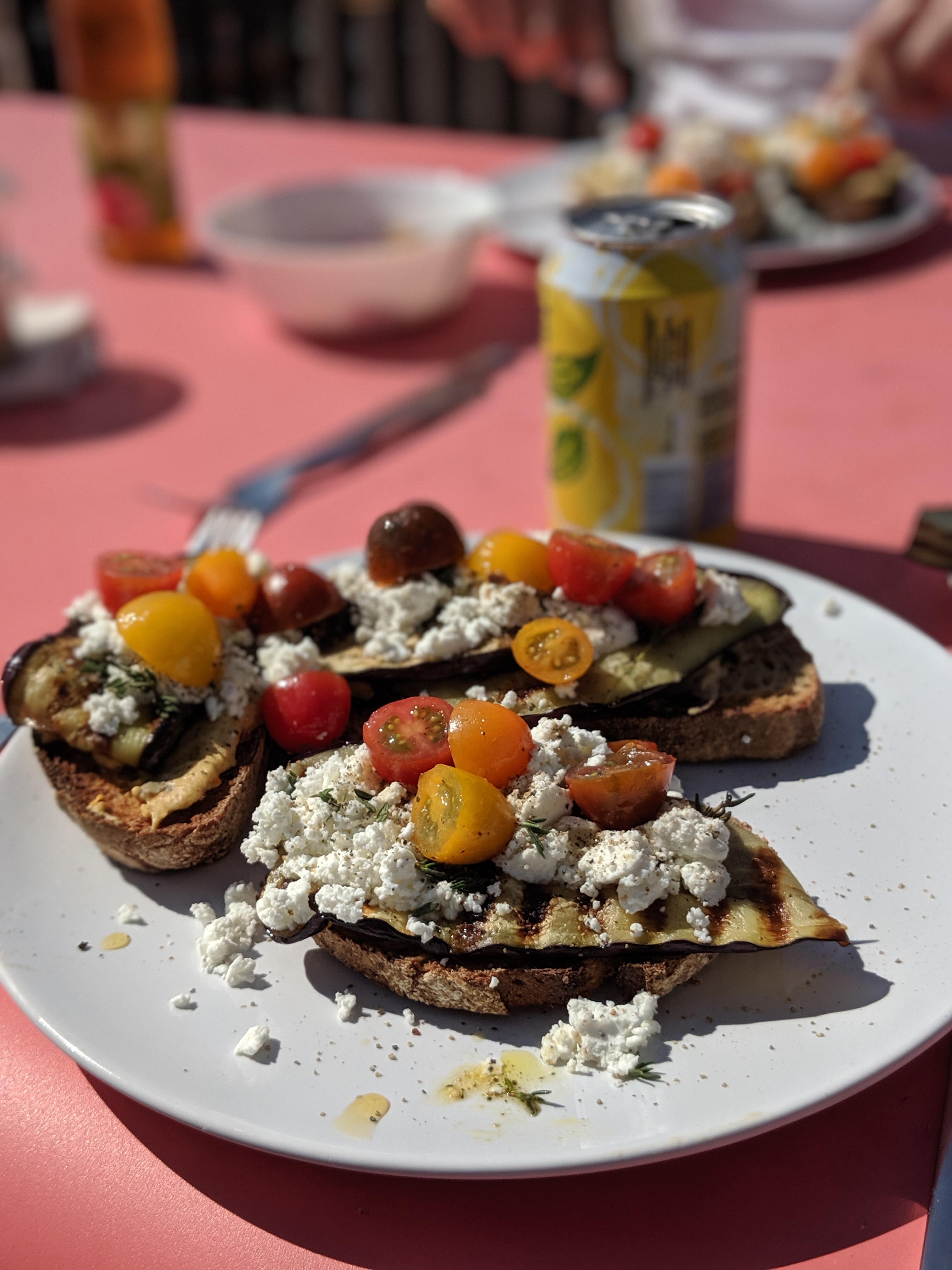[Homemade] Toast with grilled aubergine, goat cheese, cherry tomatoes