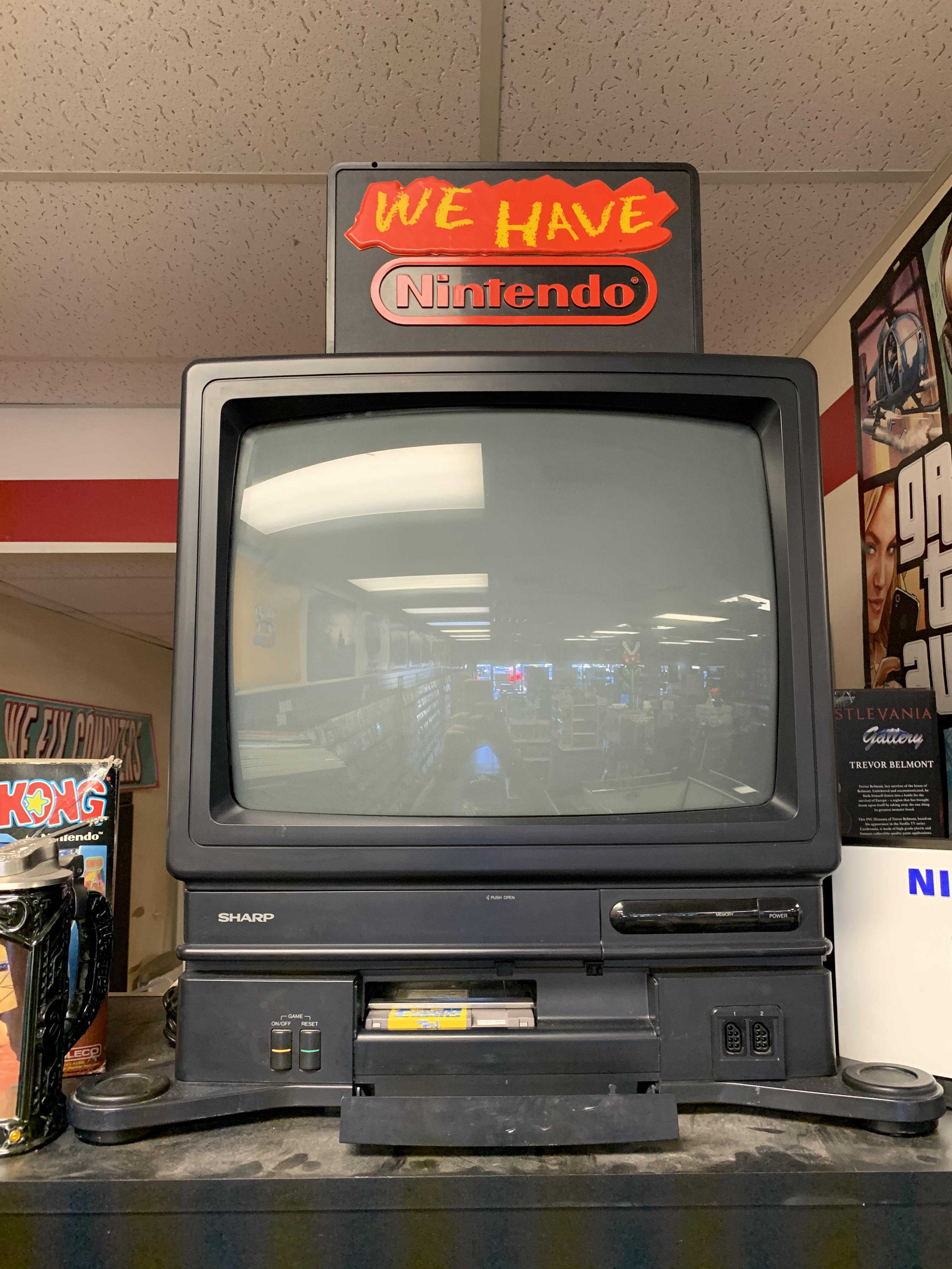 First time seeing a tv with a built in NES and it’s so awesome r/nes