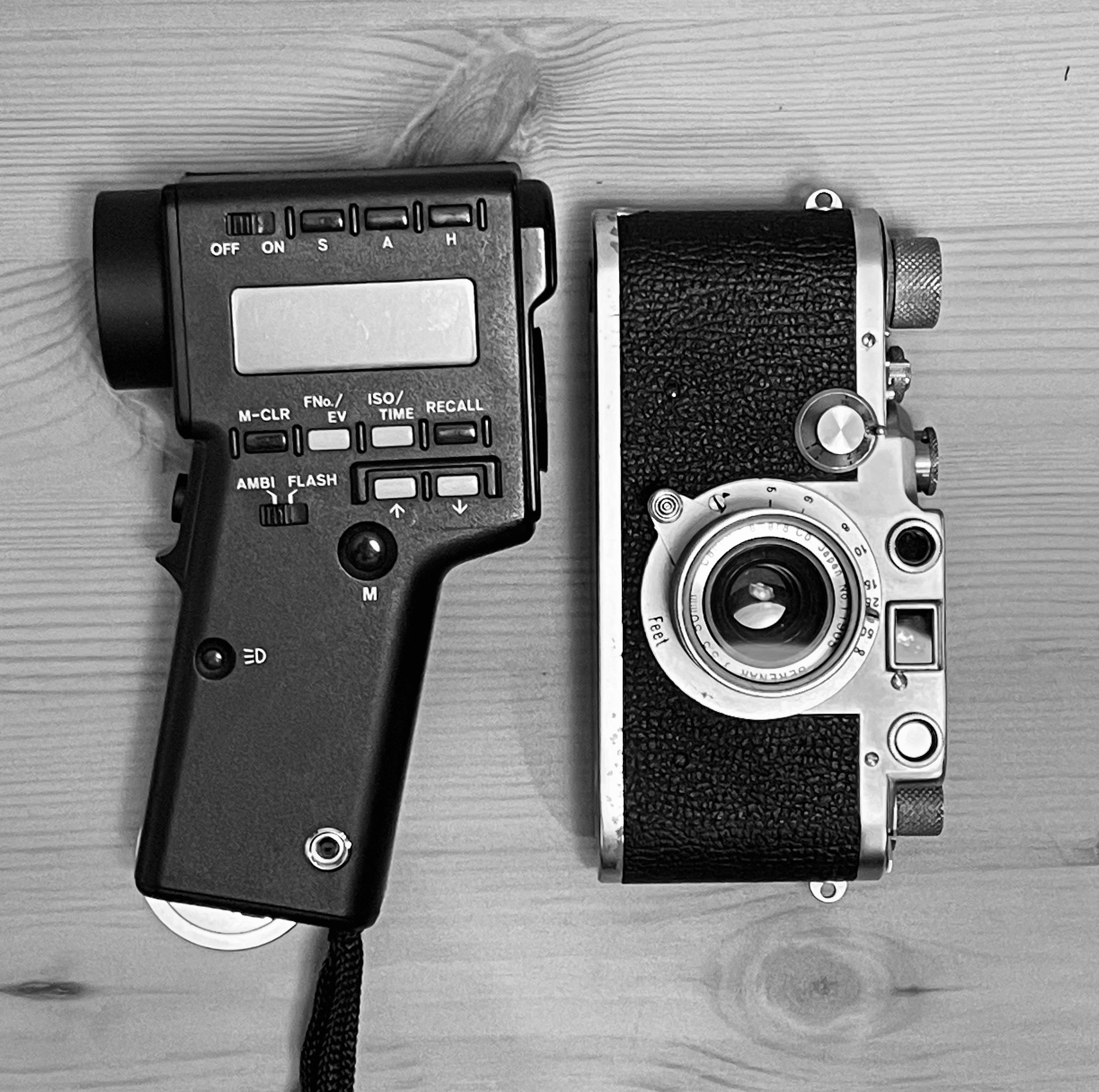 Light meter with a side of camera