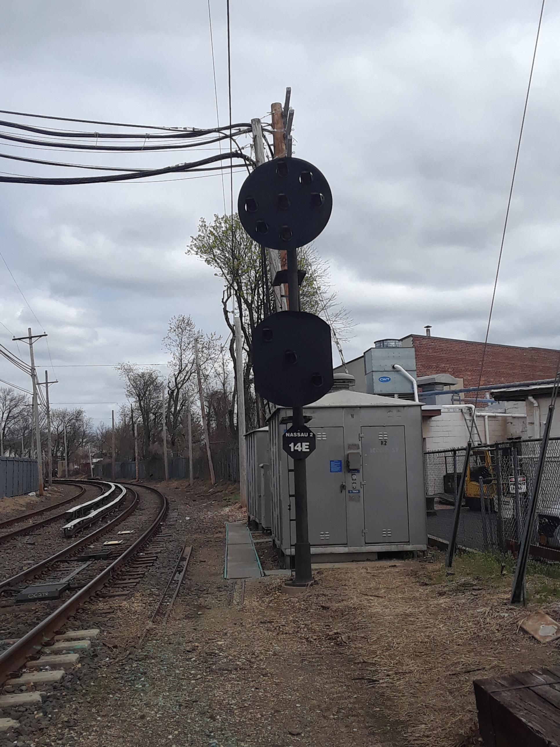 PRR signal on the LIRR Oyster Bay Branch, Mineola NY r/trains