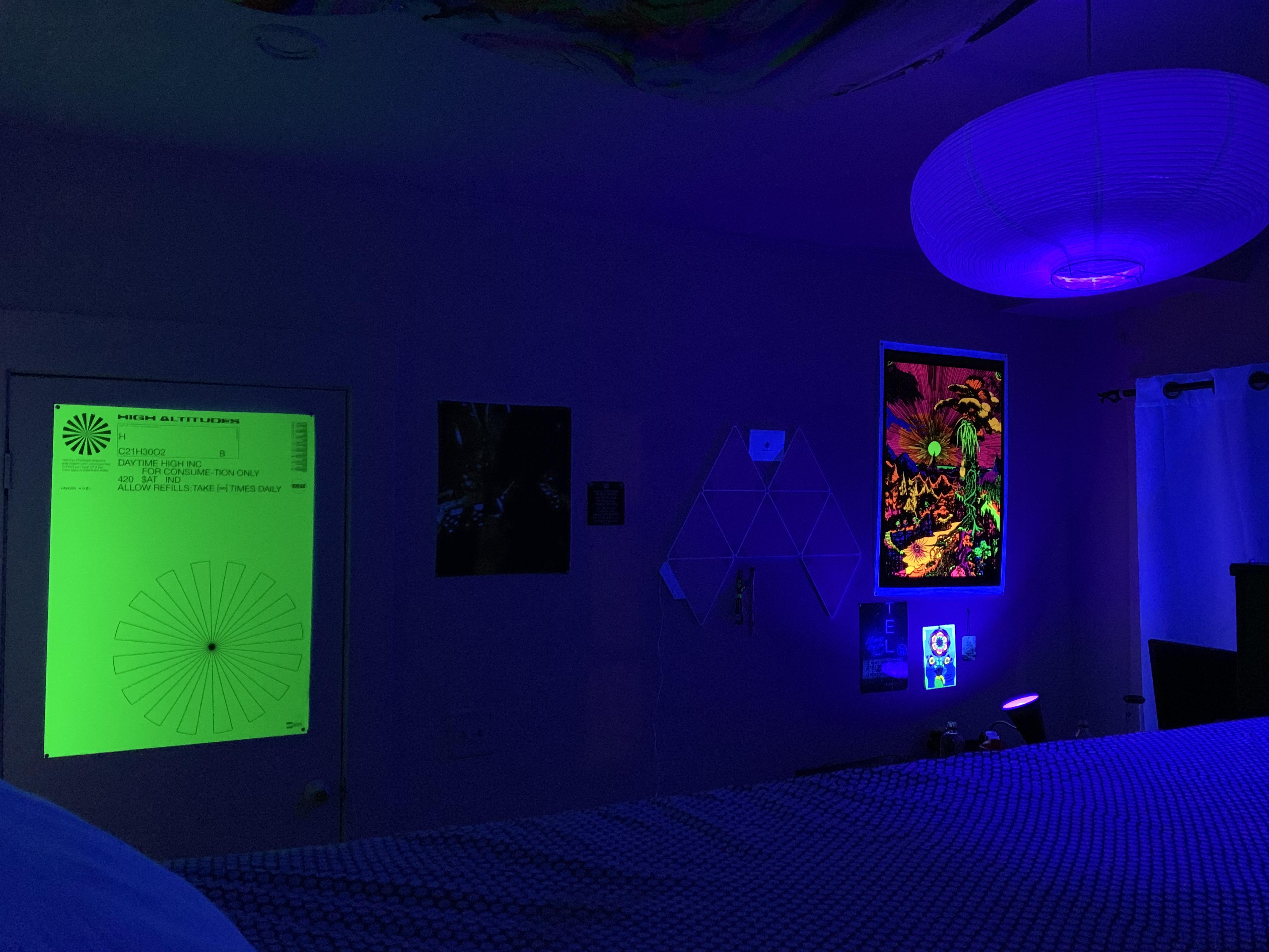 Chill Vibes with the black lights on. r/TripCaves