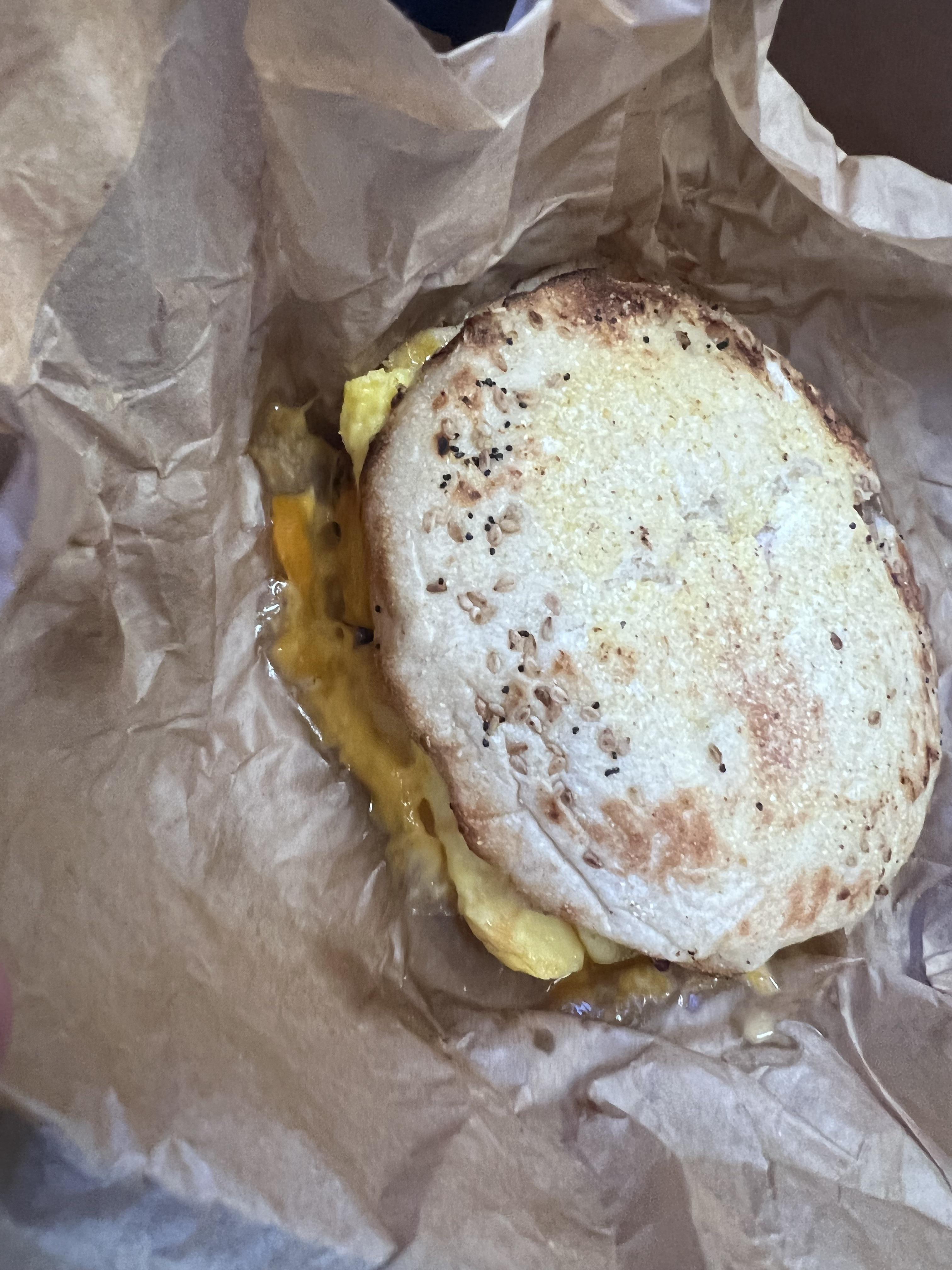 Amtrak Gourmet Breakfast Sandwich 💵 r/shittyfoodporn