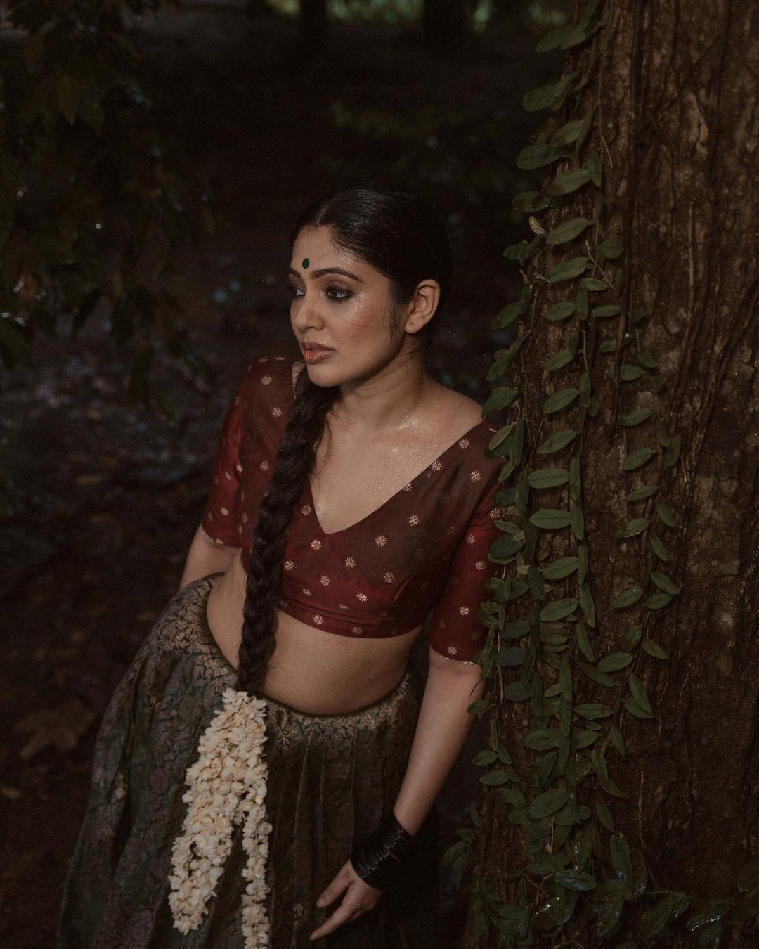 Malayalam Anchor Veena Navel