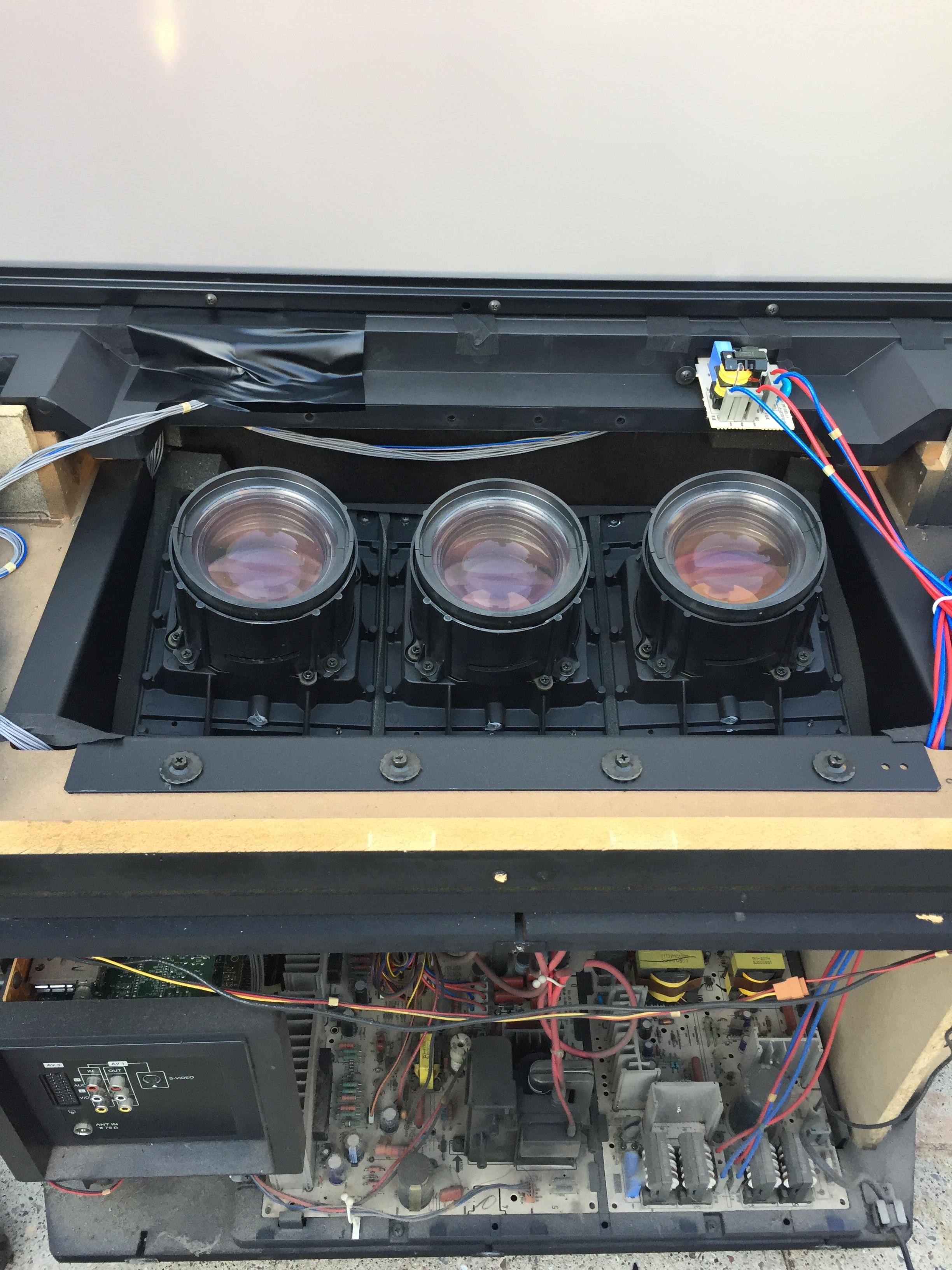 Inside a rear projection tv r/mildlyinteresting