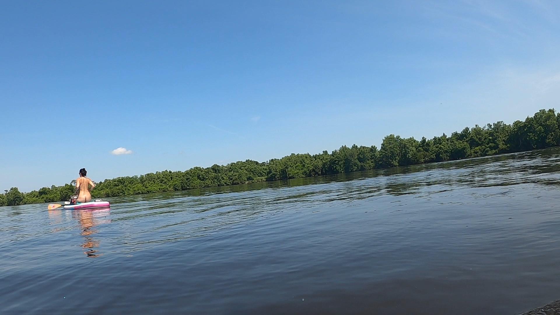 PaddleBoardNaked