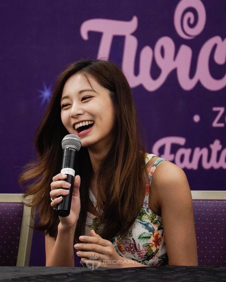 Tzuyu laugh (180824) tzuyu