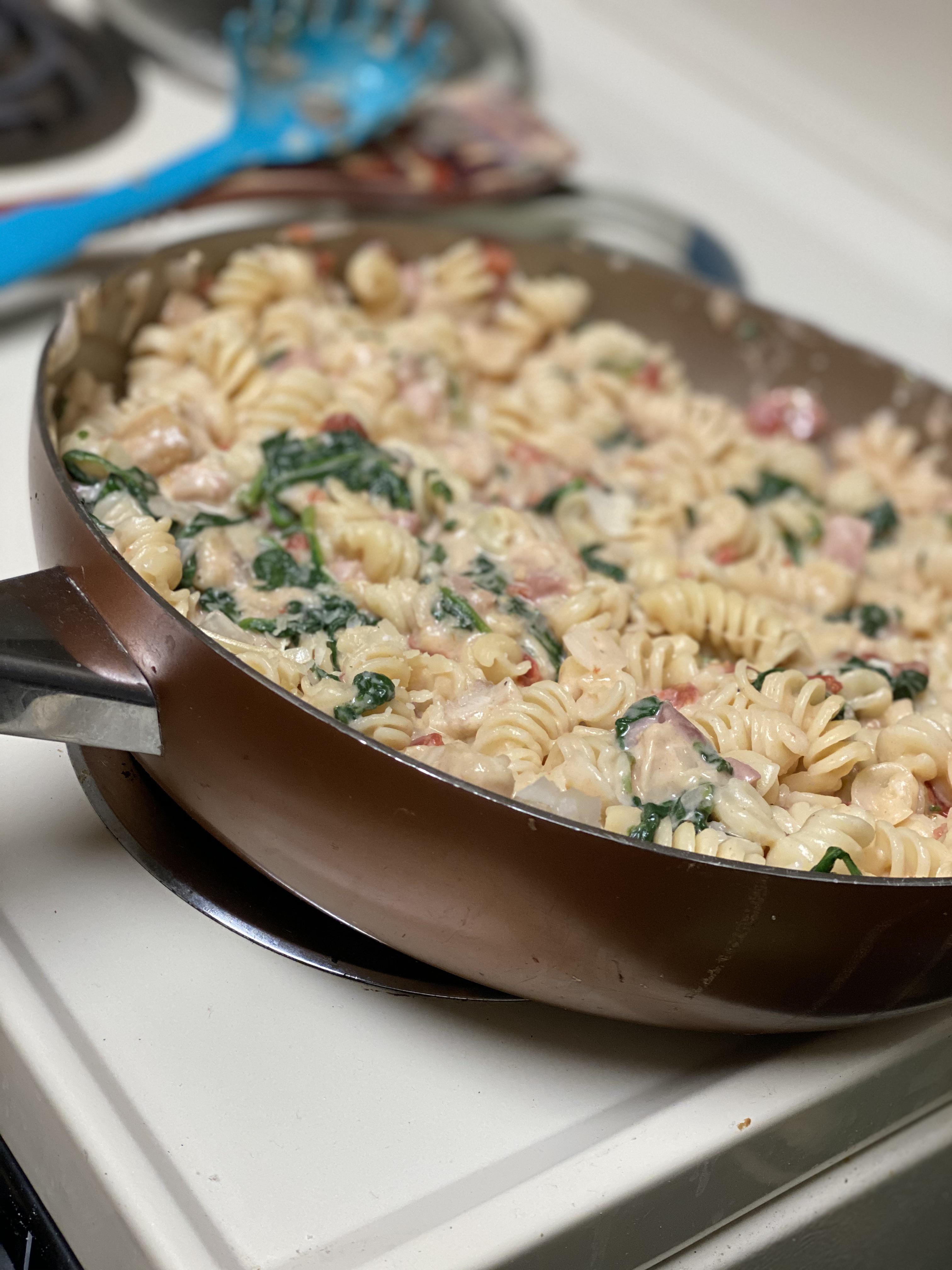 [Homemade] creamy parmesan chicken & pancetta pasta r/food