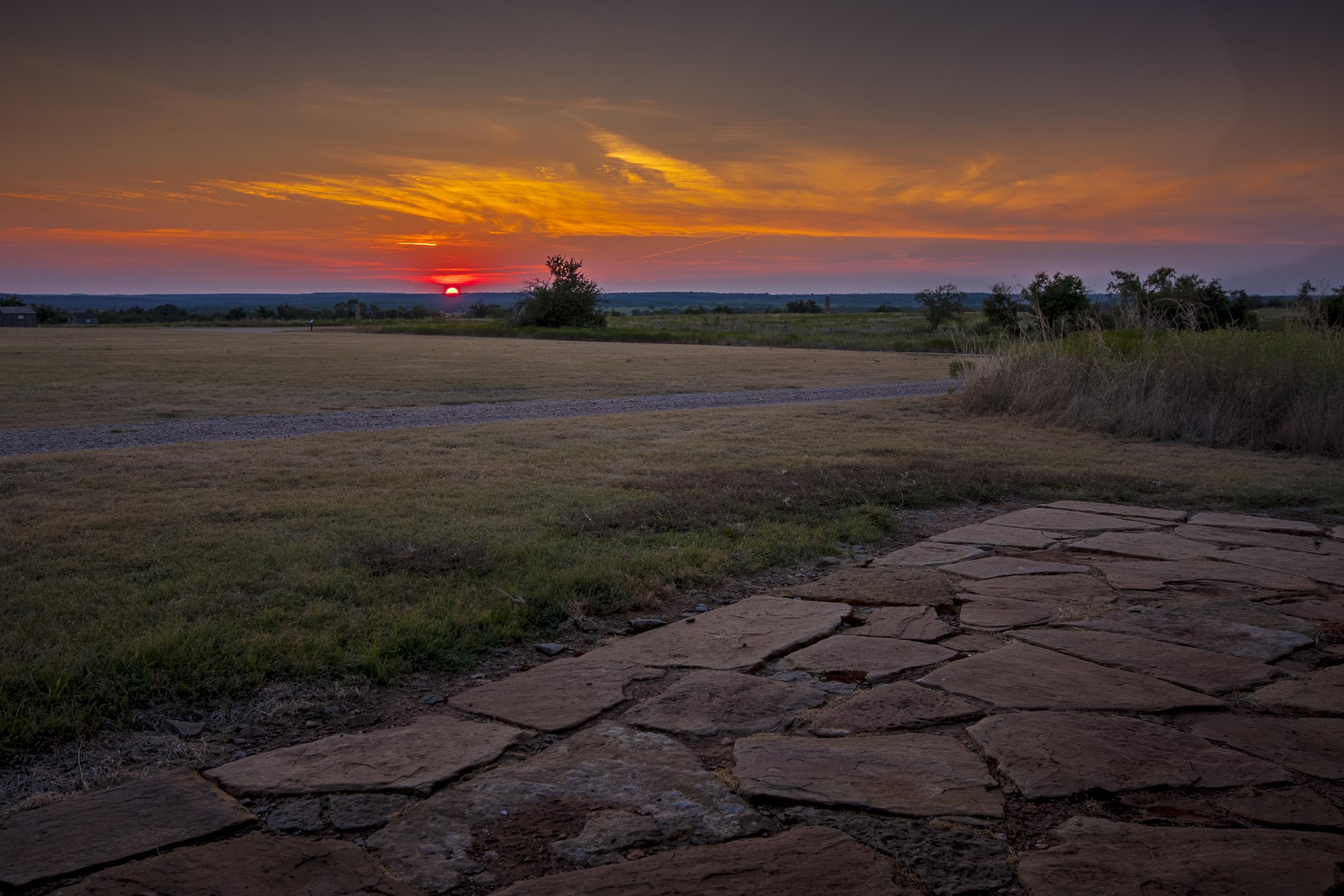 A setting sun on a Texas prairie [OC] [3523x2349] r/EarthPorn