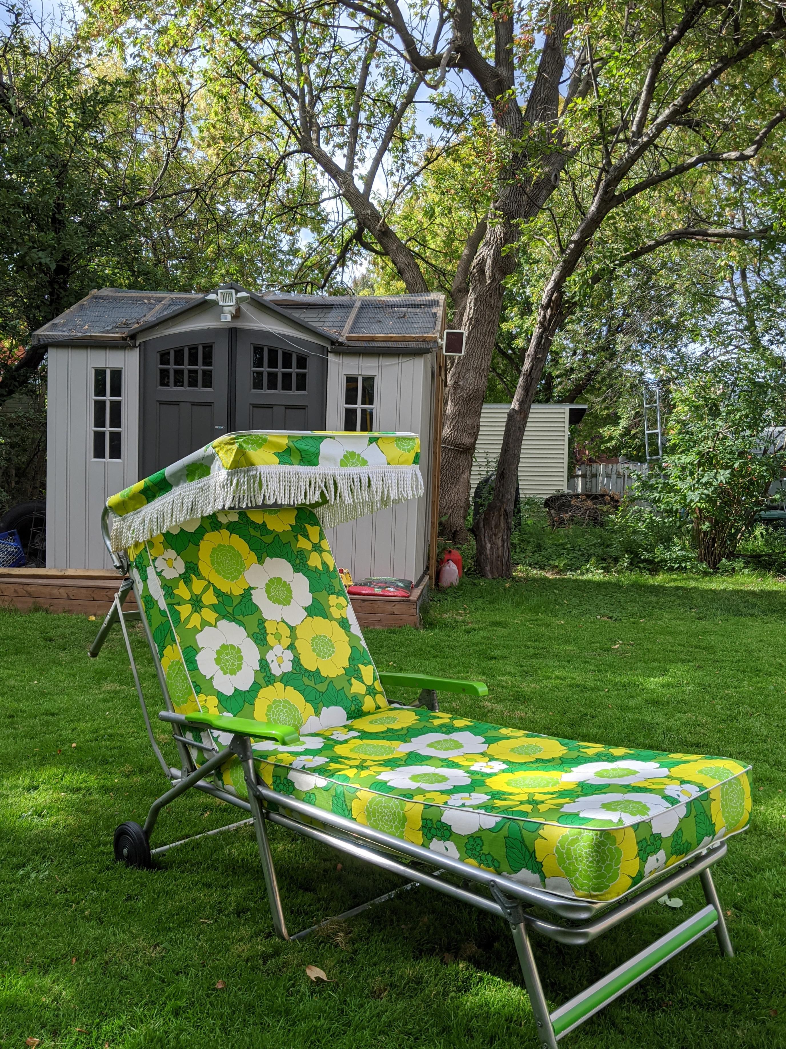 Vintageretrokitsch tubular aluminum lawn chair with wheels/ajustable