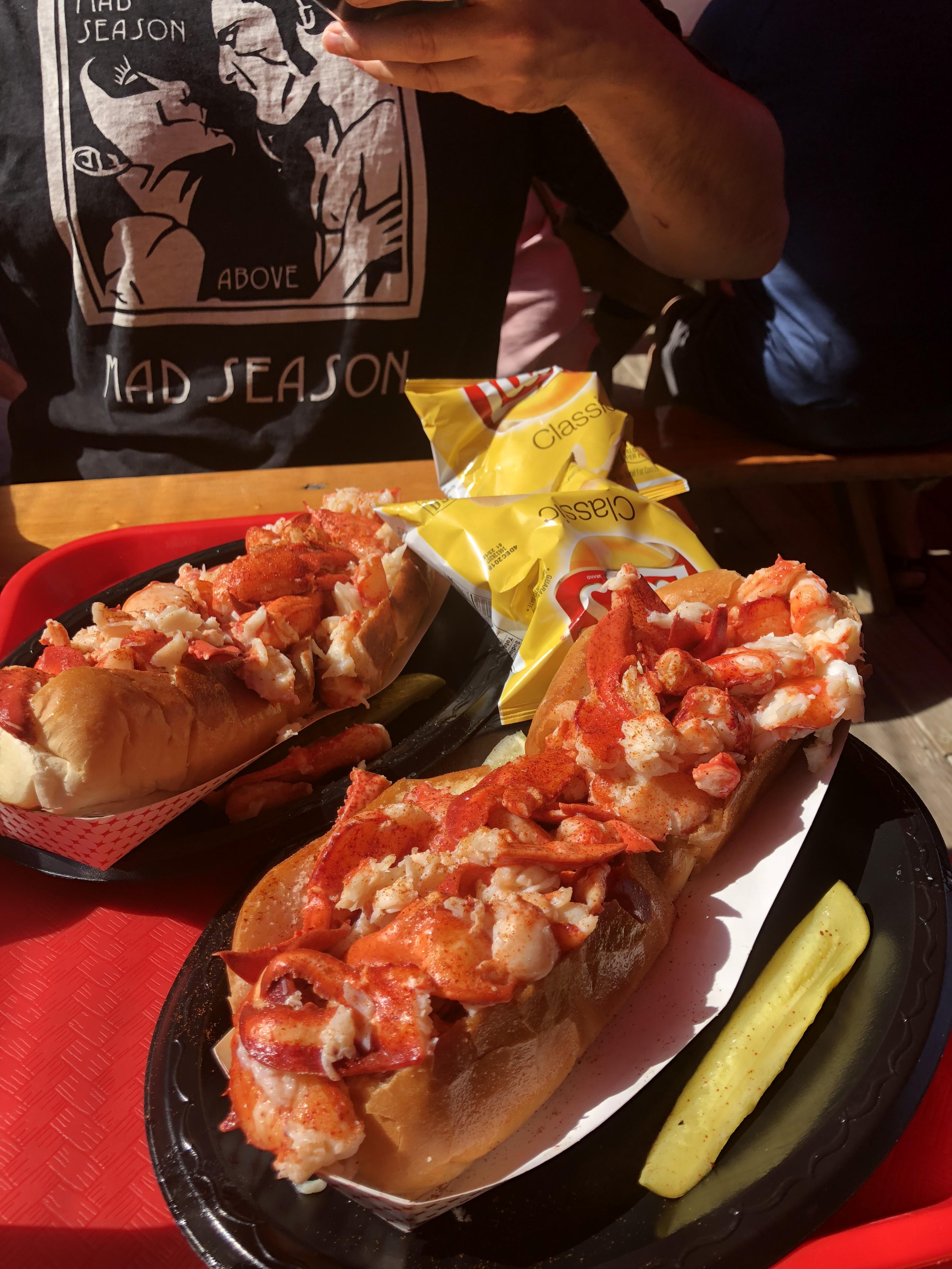 [I ate] 1 lb foot long lobster roll r/food