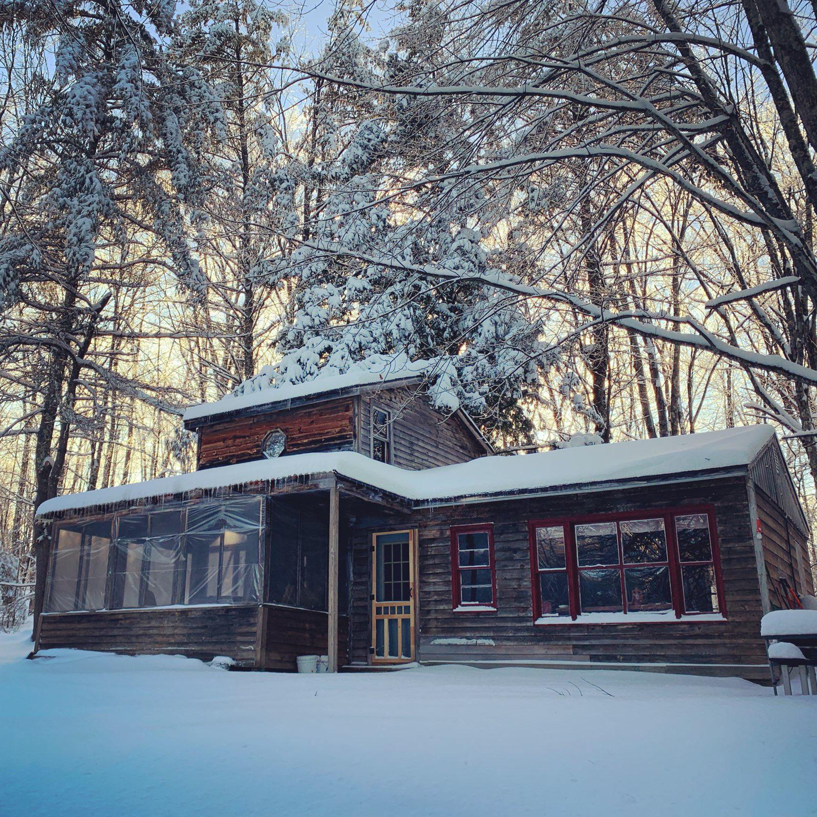 Our little cabin in Vermont after a snowstorm r/CozyPlaces