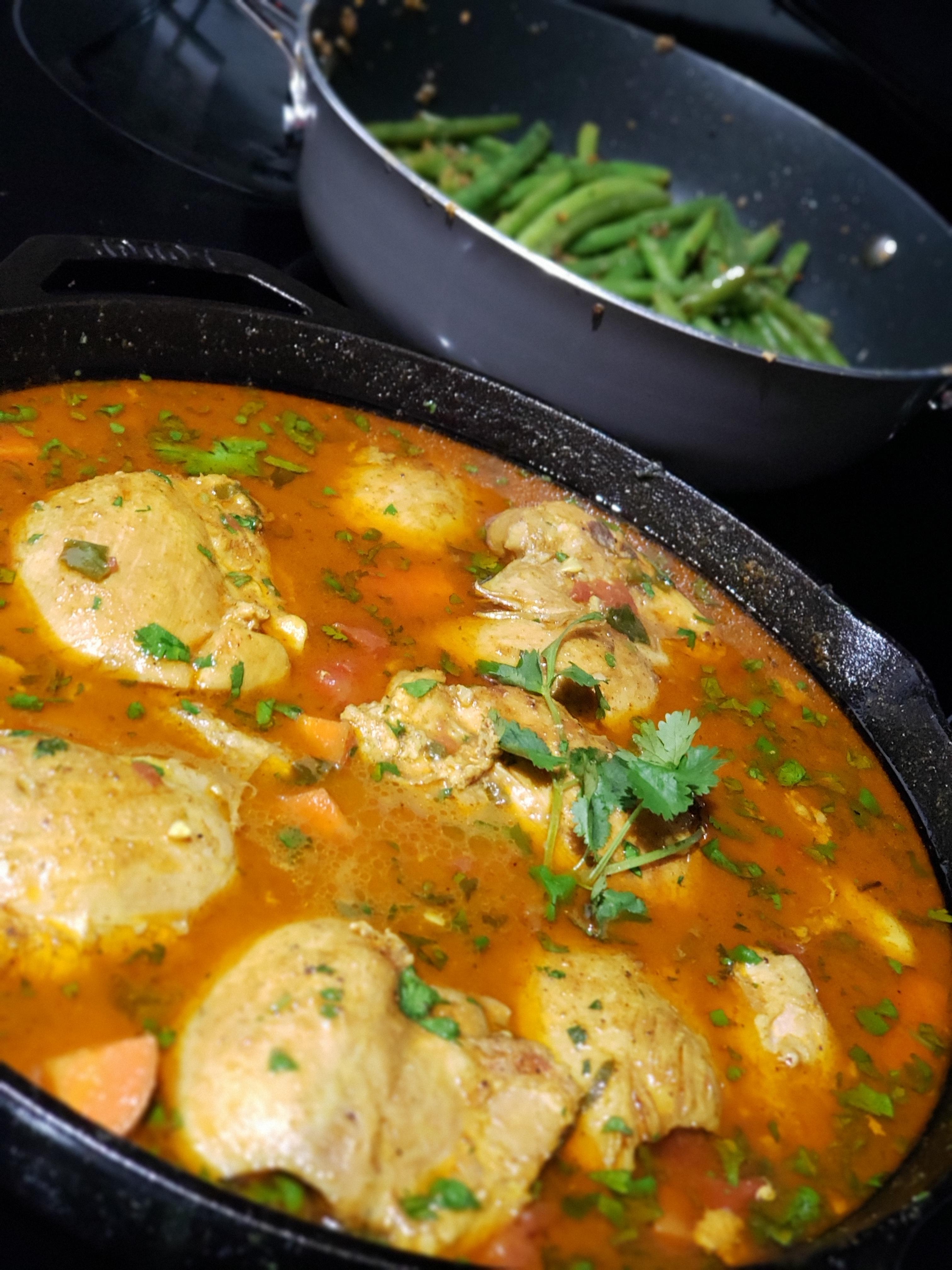 [Homemade] Curry braised chicken thighs with garlic green beans r/food