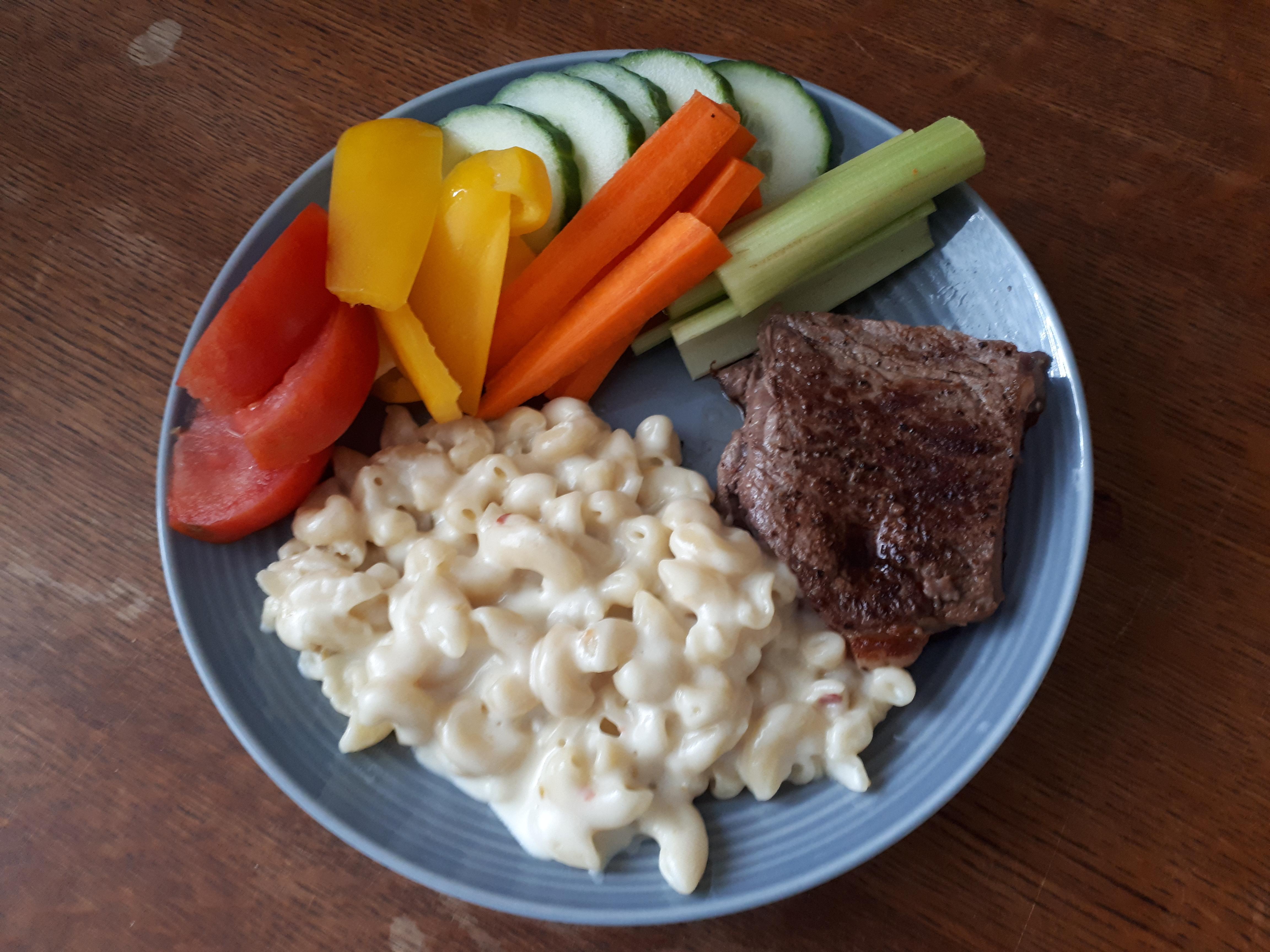 [Homemade] pan seared steak, monterey jack mac n cheese, and fresh veg