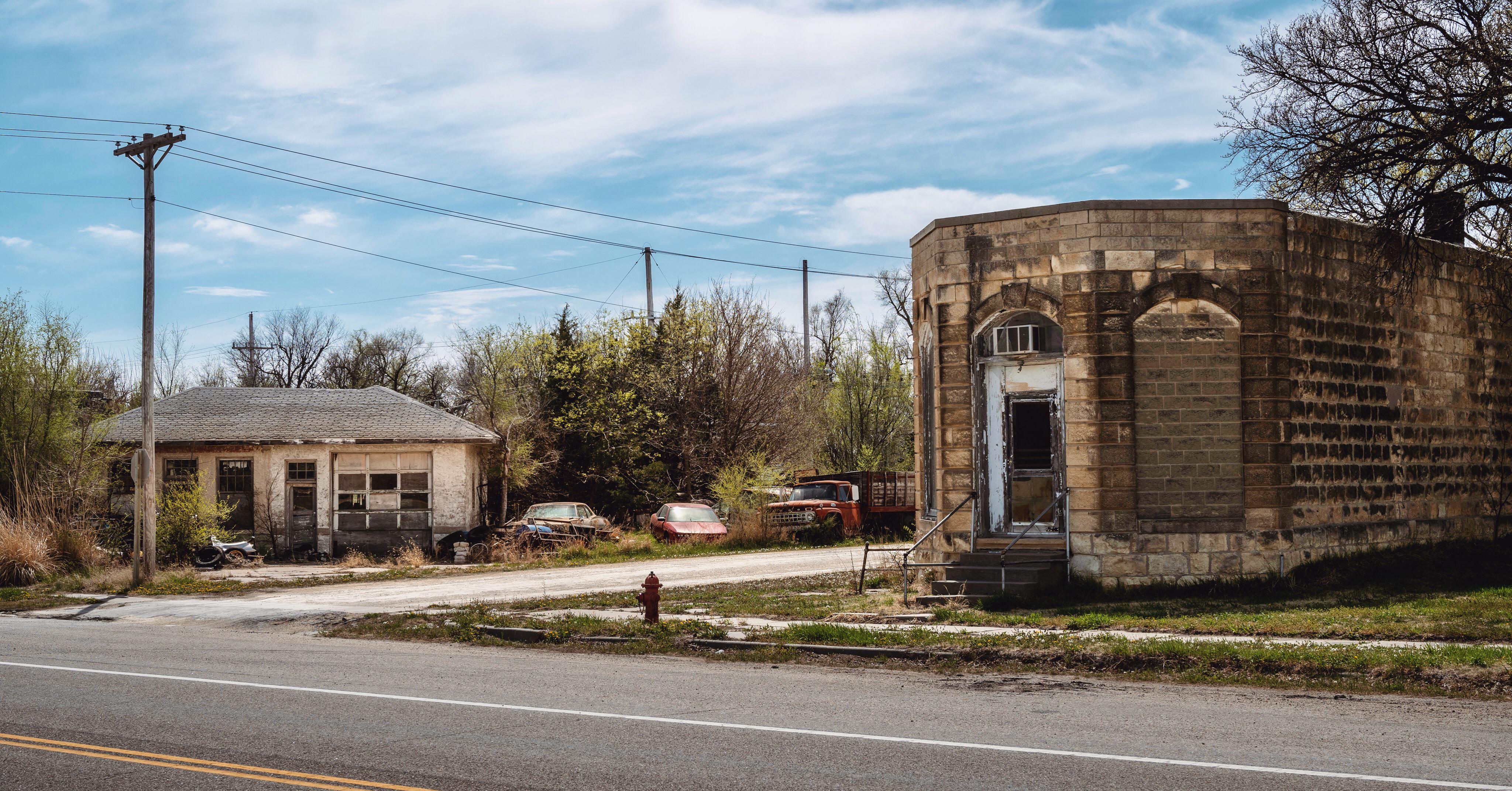 Abandoned buildings in what’s left of Portis, Kansas [oc] r/AbandonedPorn