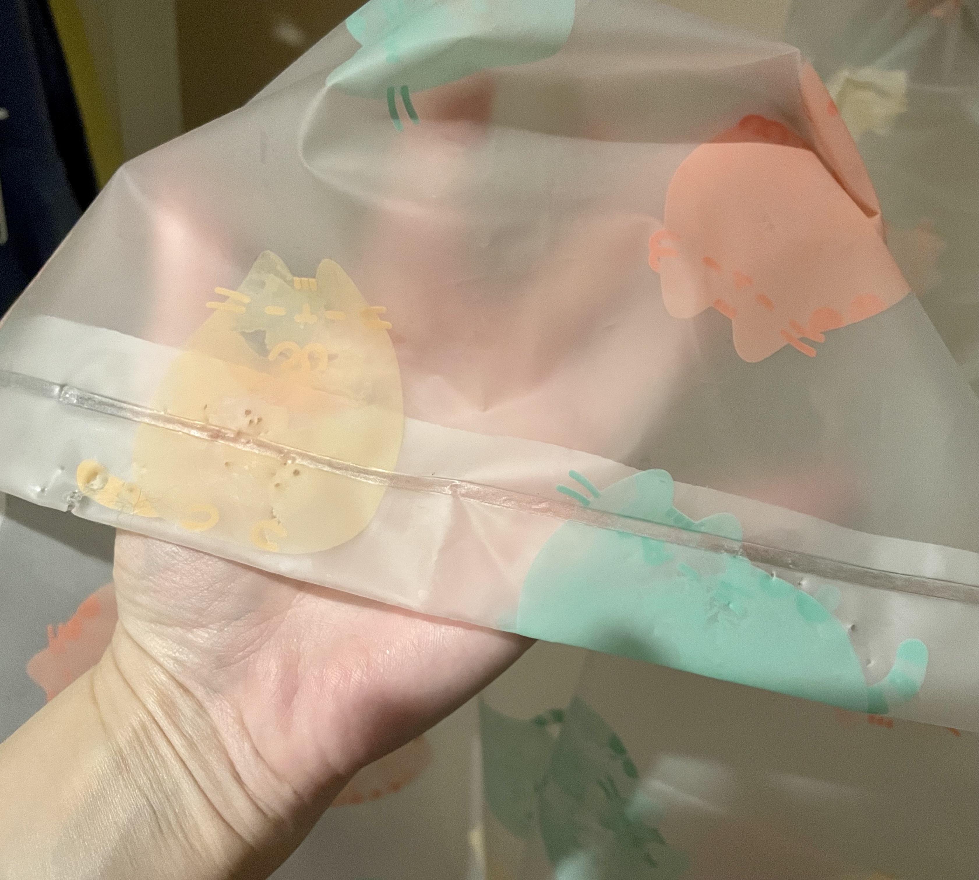 My cat likes to eat plastic 😐 r/pusheen