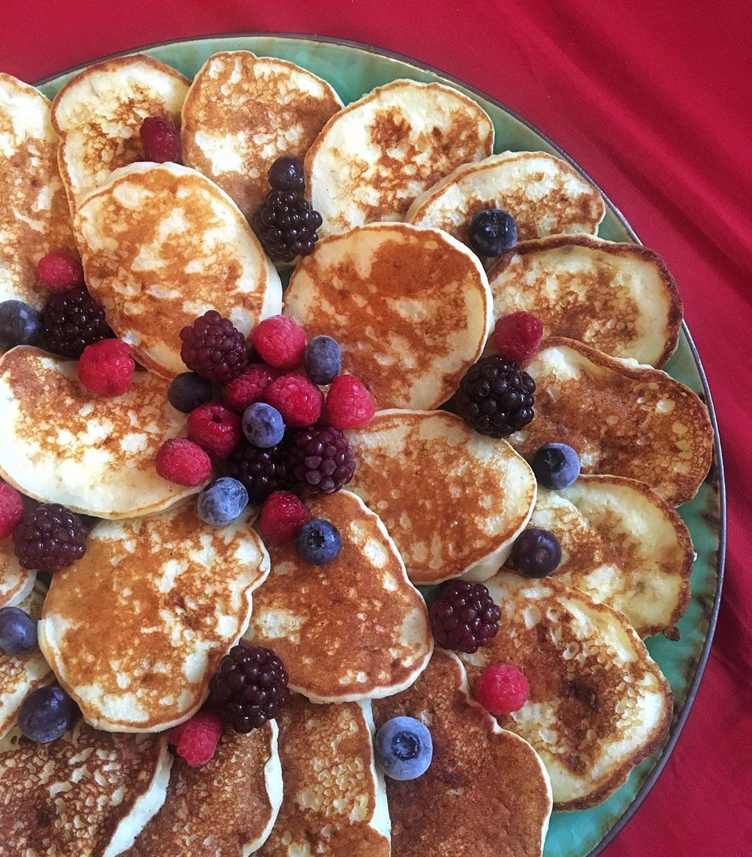 Banana pancakes with berries. Delicious, fast and beautiful! r/recipes