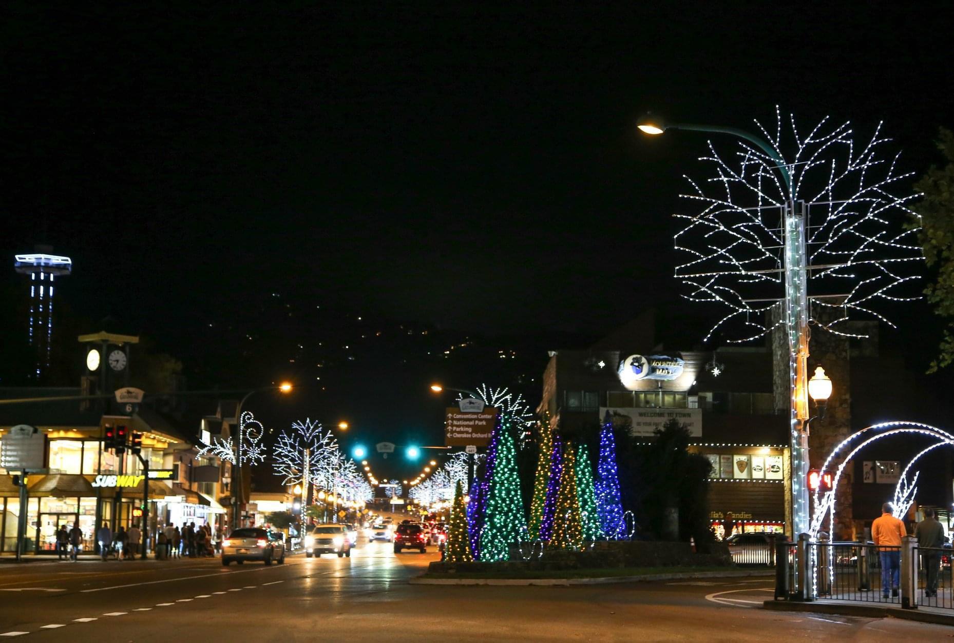 It’s now Christmas time in Gatlinburg, TN. r/Gatlinburg