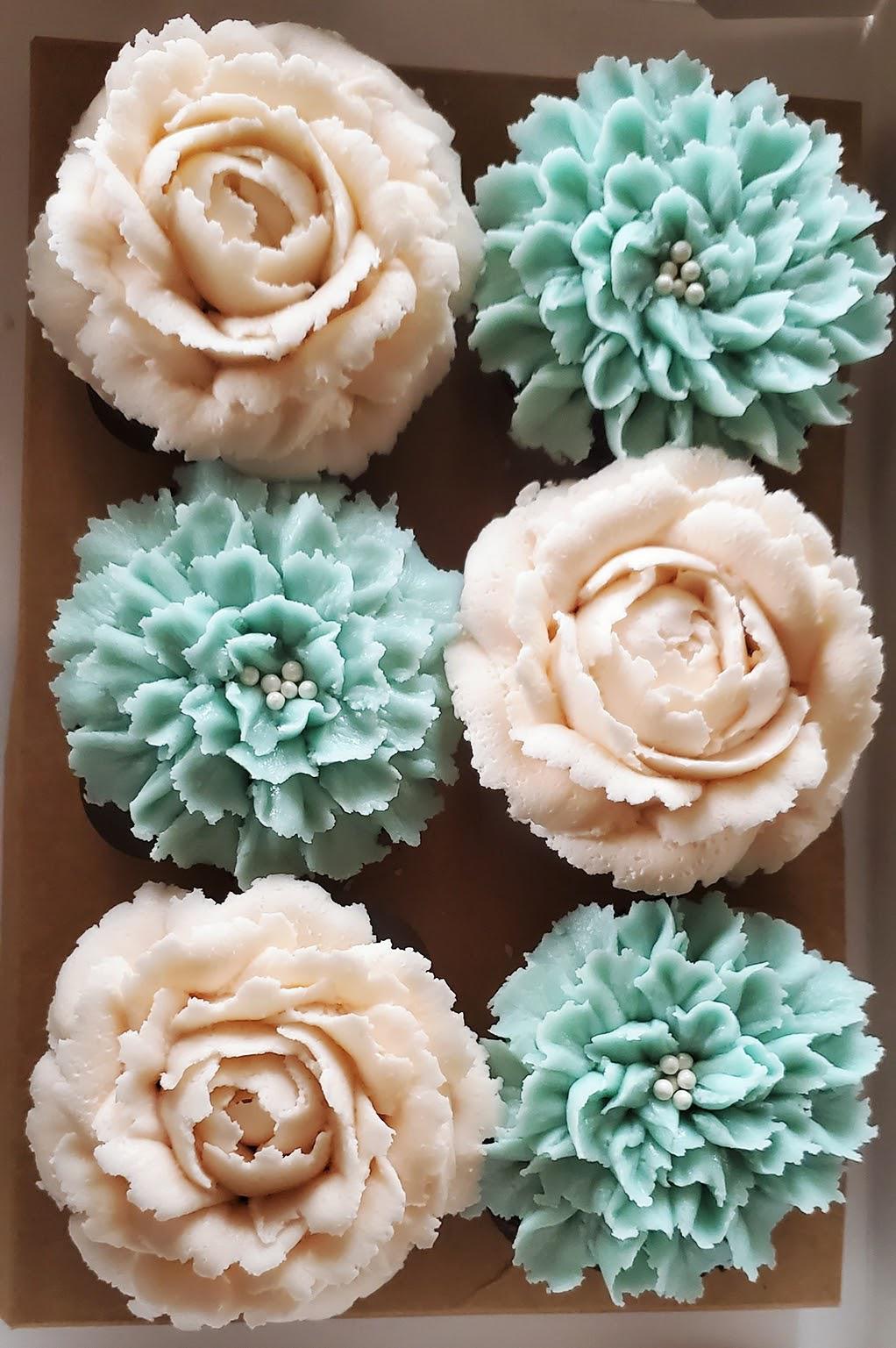 Buttercream Flower Cupcakes. Roses are my favorite to pipe. r/Baking