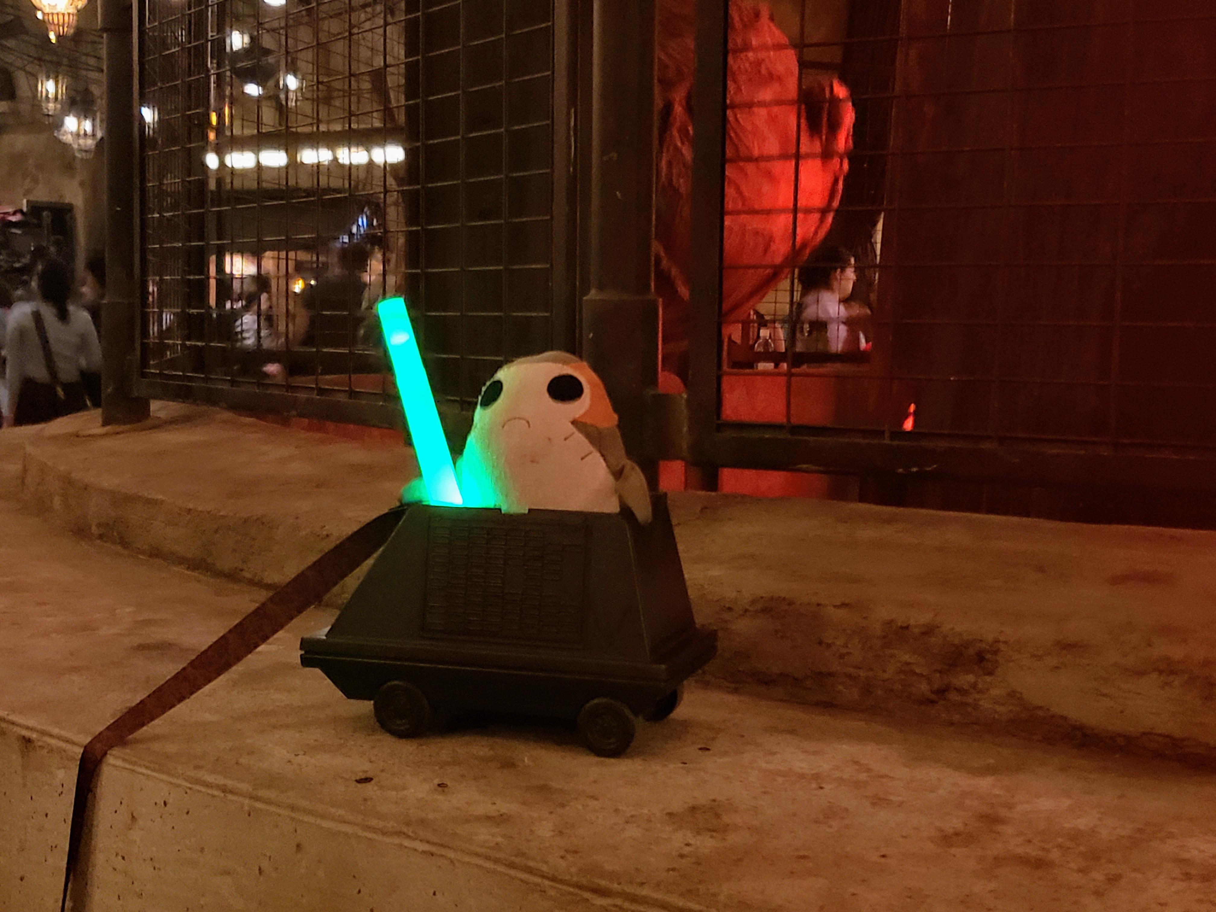 [Galaxy's Edge] Literally just a in a Droid popcorn bucket with a