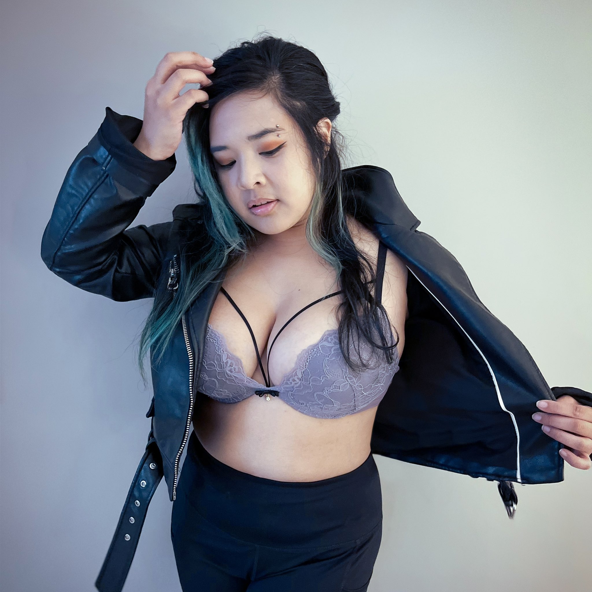 Akidearest : bustyasians