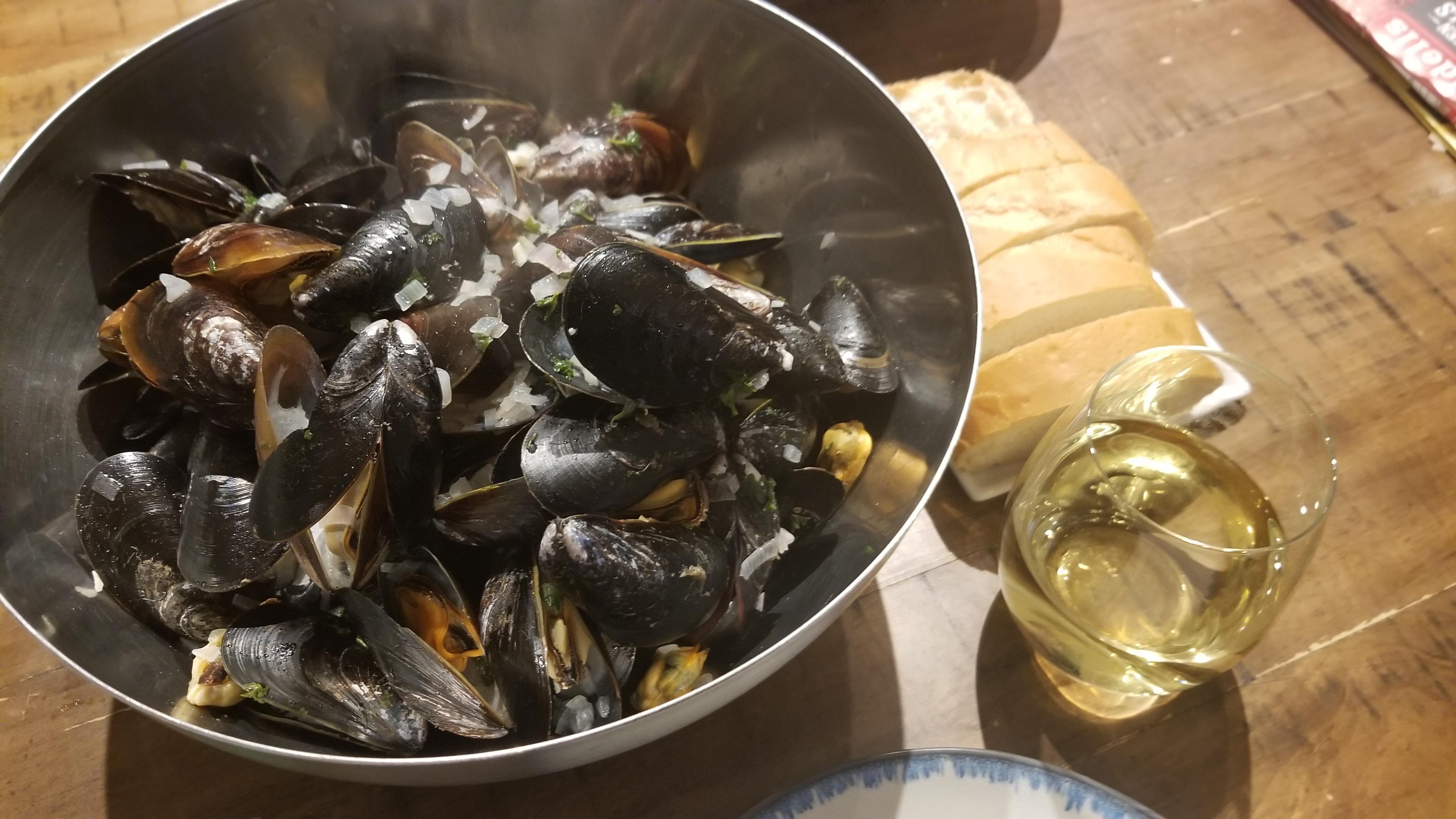 Mussels with shallots, thyme, butter and white wine r/Seafood