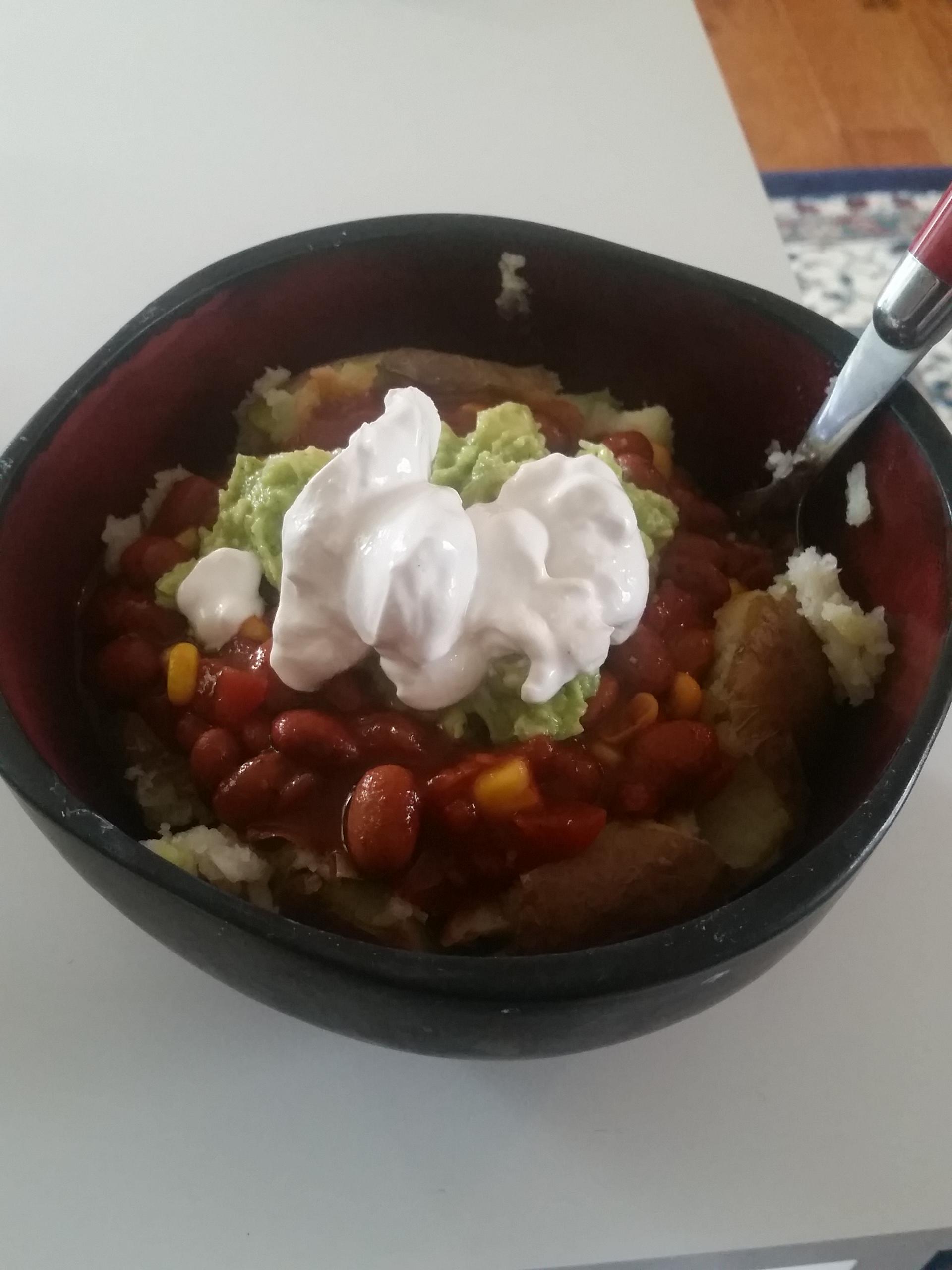 Baked Potato Chili with guacamole and tofutti sour cream! r/vegan