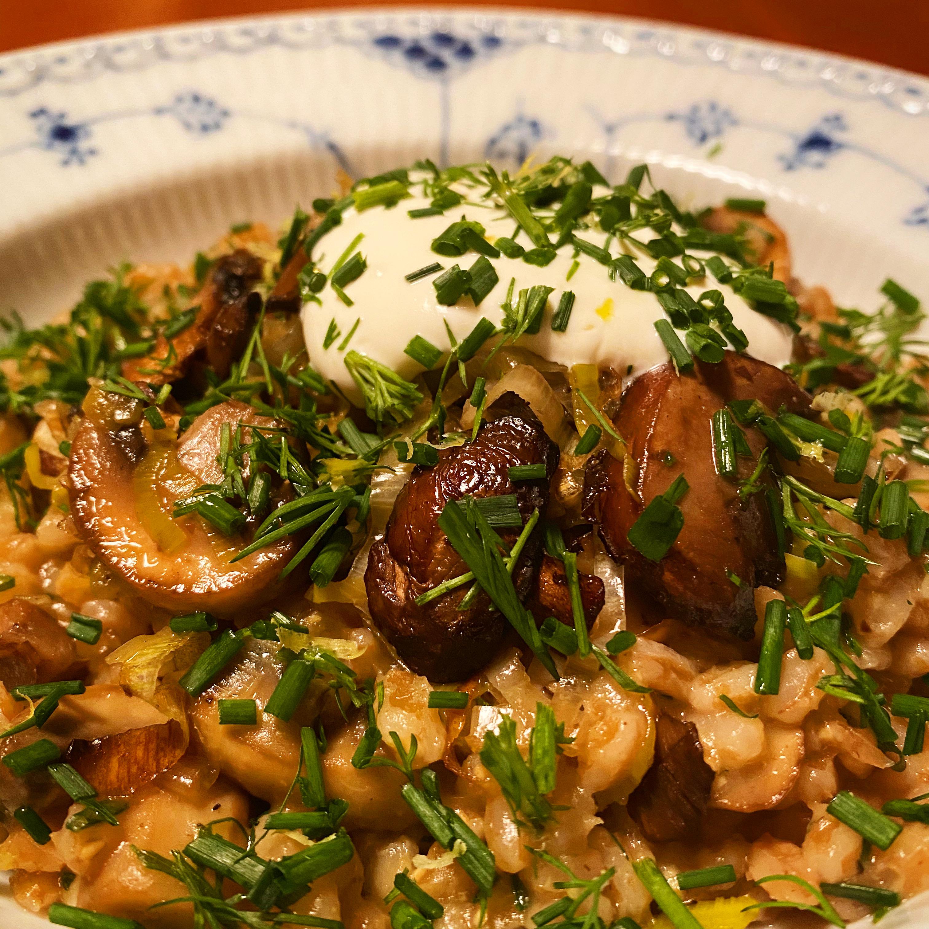 [Homemade] Creamy Farro with Crispy Mushrooms and Sour Cream r/food