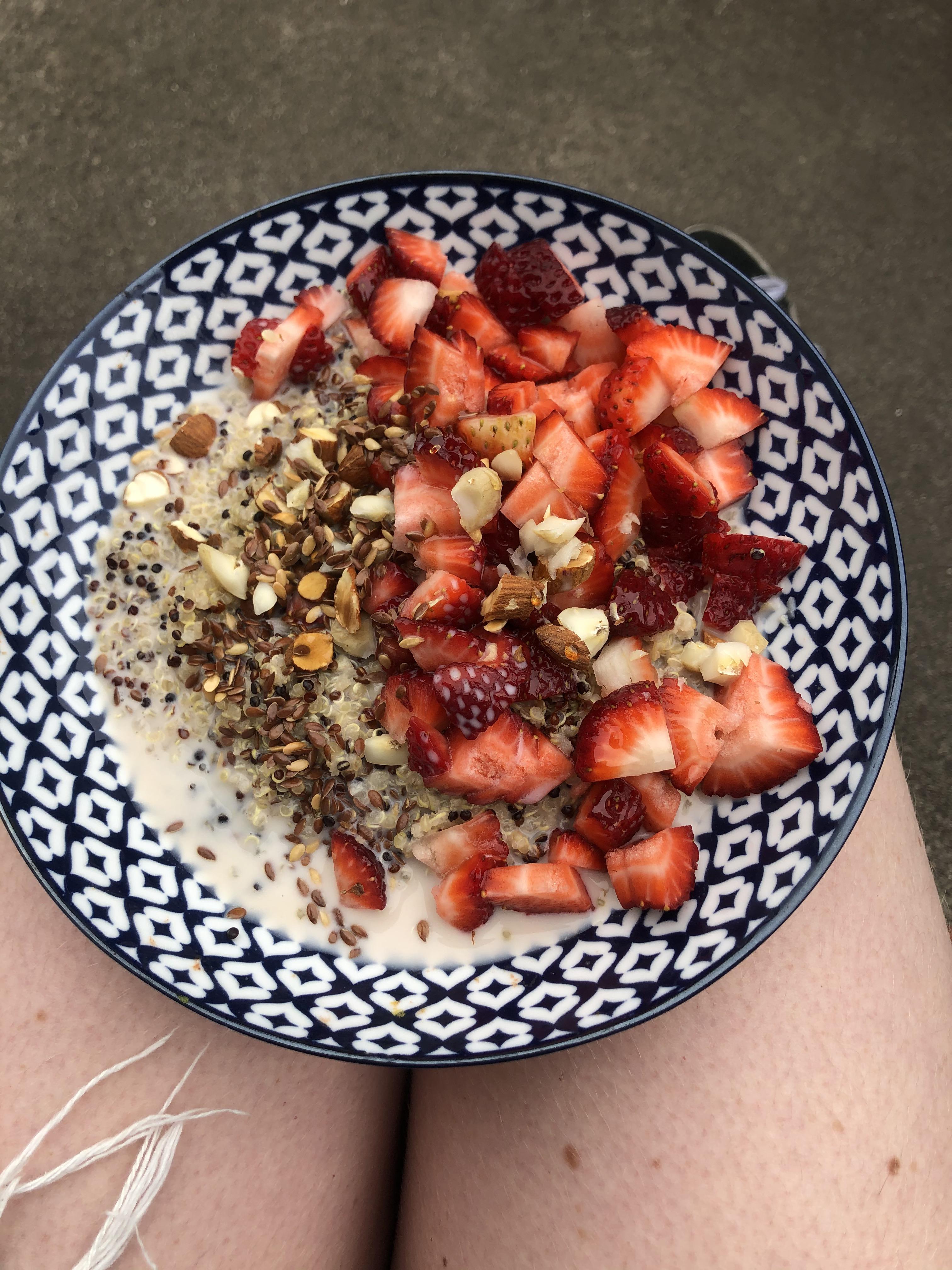 Breakfast Quinoa Bowl 342 calories r/1200isplenty