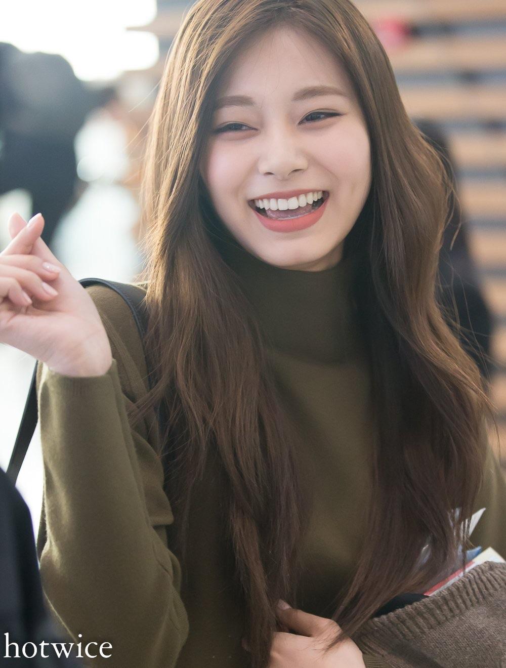 190405 Laughing Tzuyu Giving a Heart tzuyu