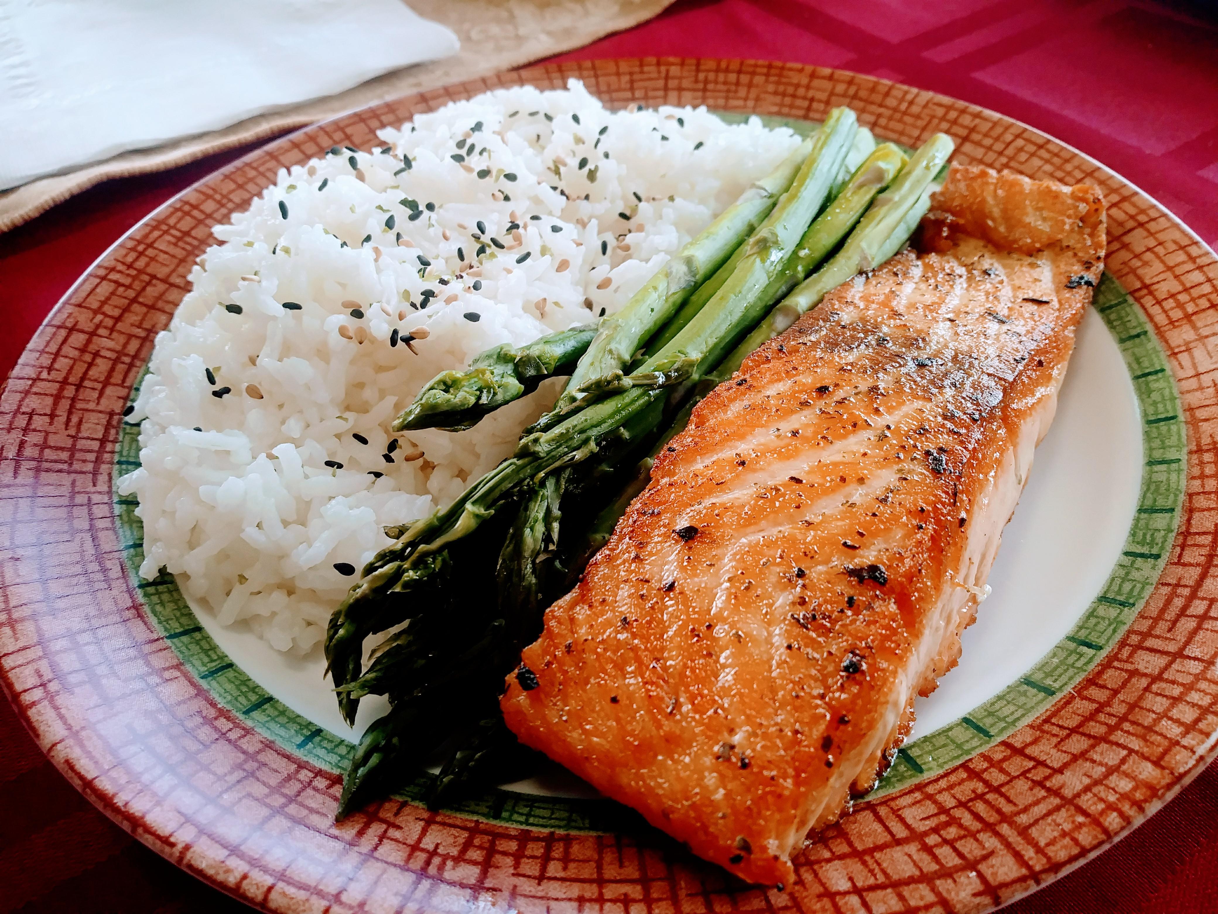 [Homemade] Pan Seared Salmon w/ Steamed White Rice (topped with