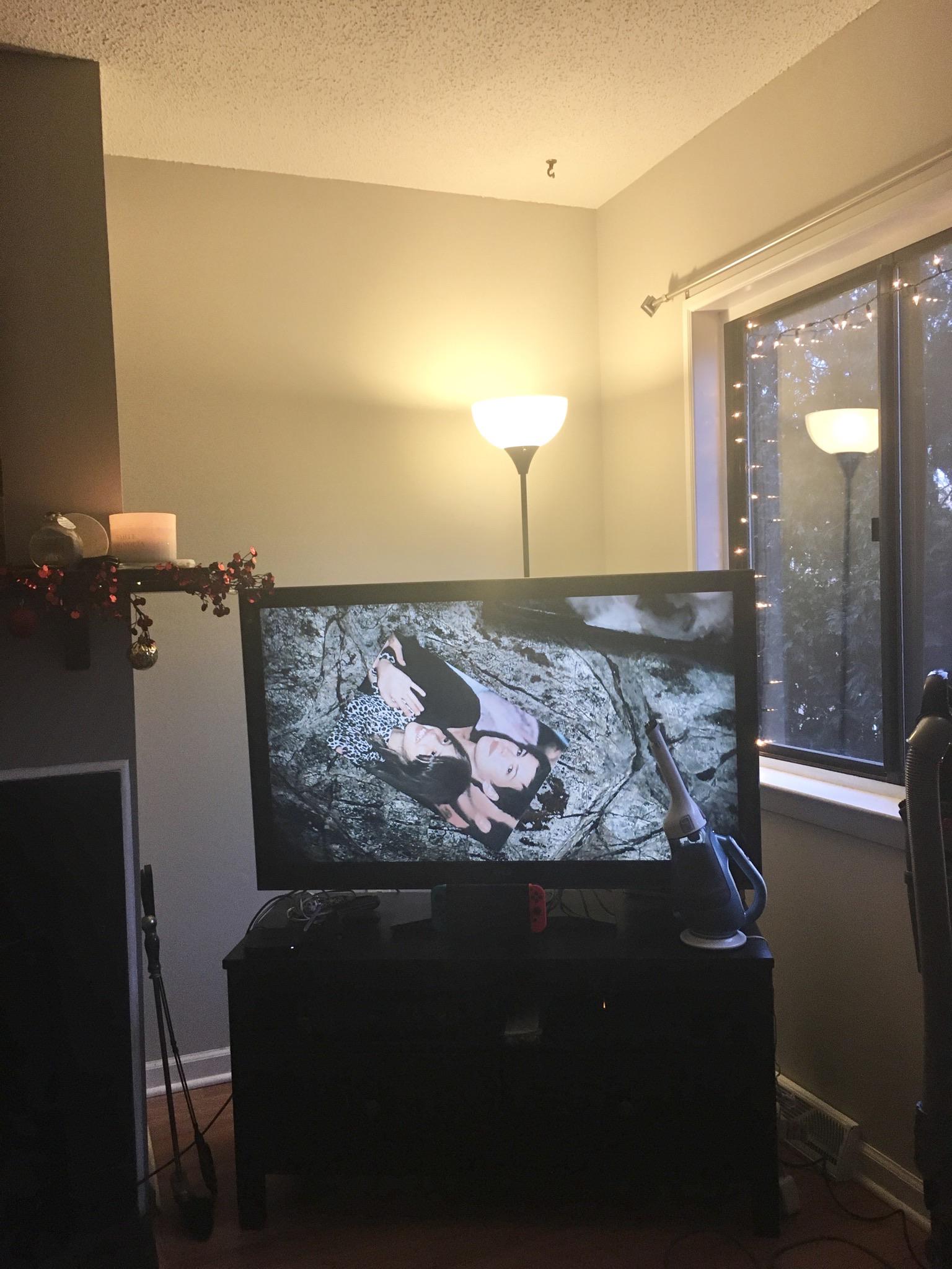 What’s the best way to decorate this wall behind my tv? r/HomeDecorating