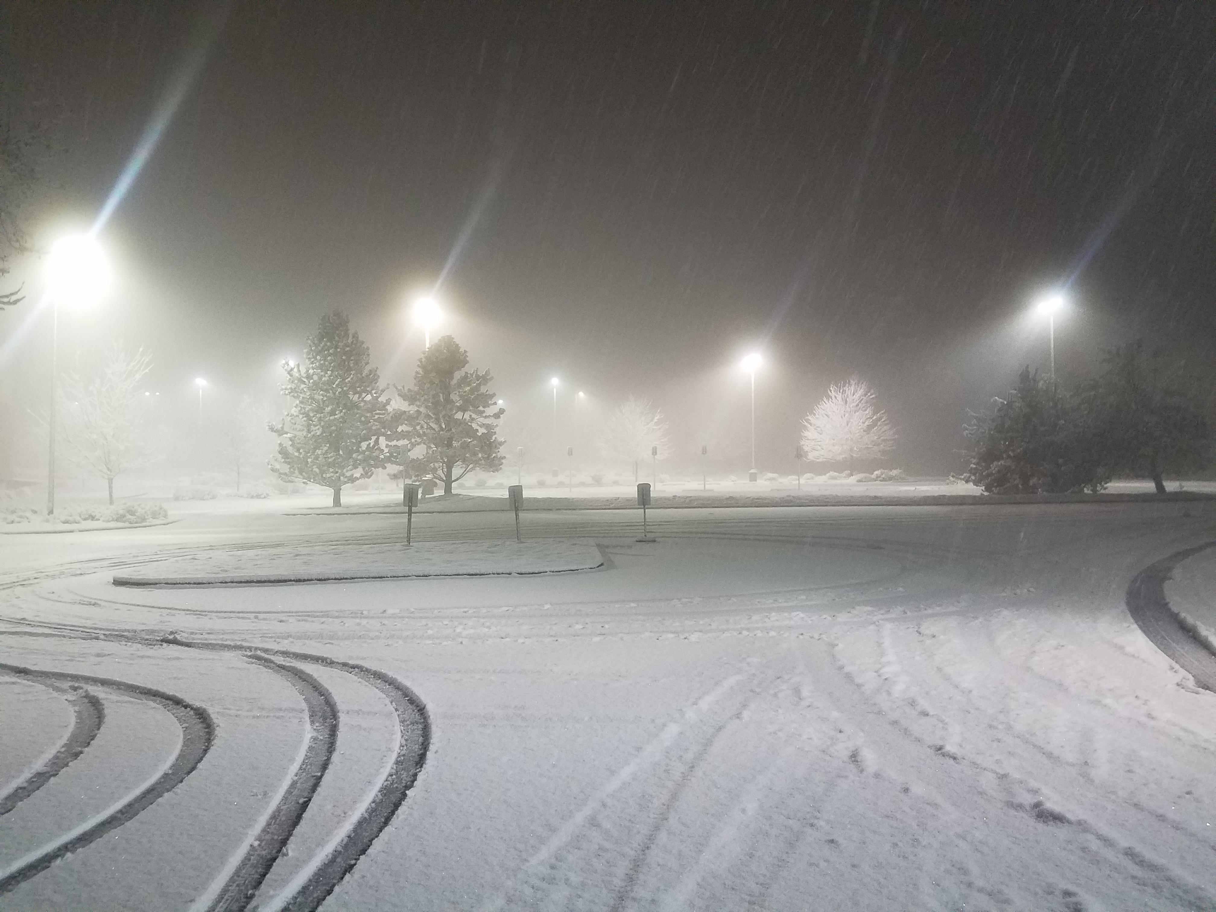 Snowy parking lot in Oregon[OC] 4032x3024 r/winterporn