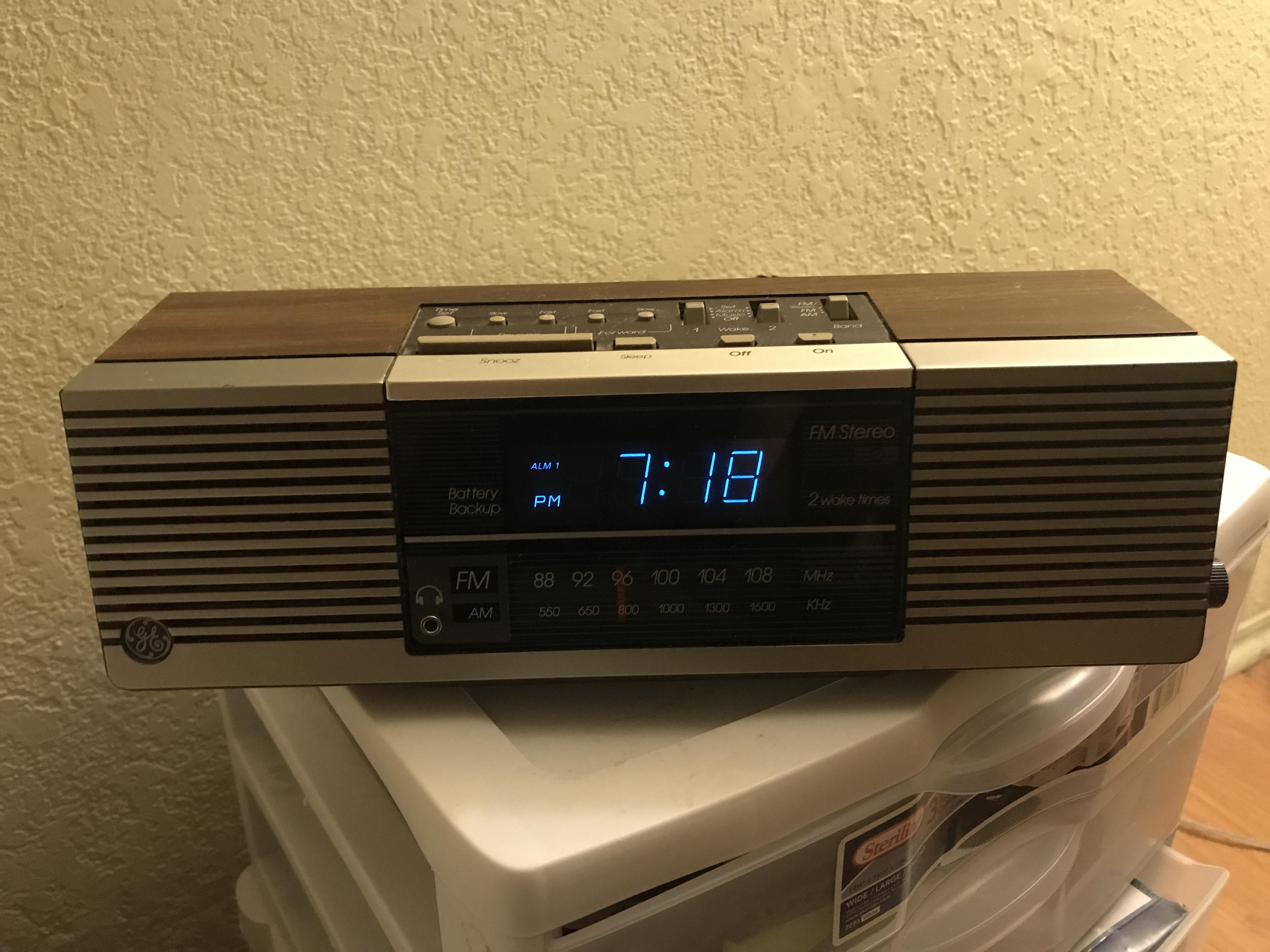 Cool clock radio I found for 6 at an antique shop r/mildlyinteresting