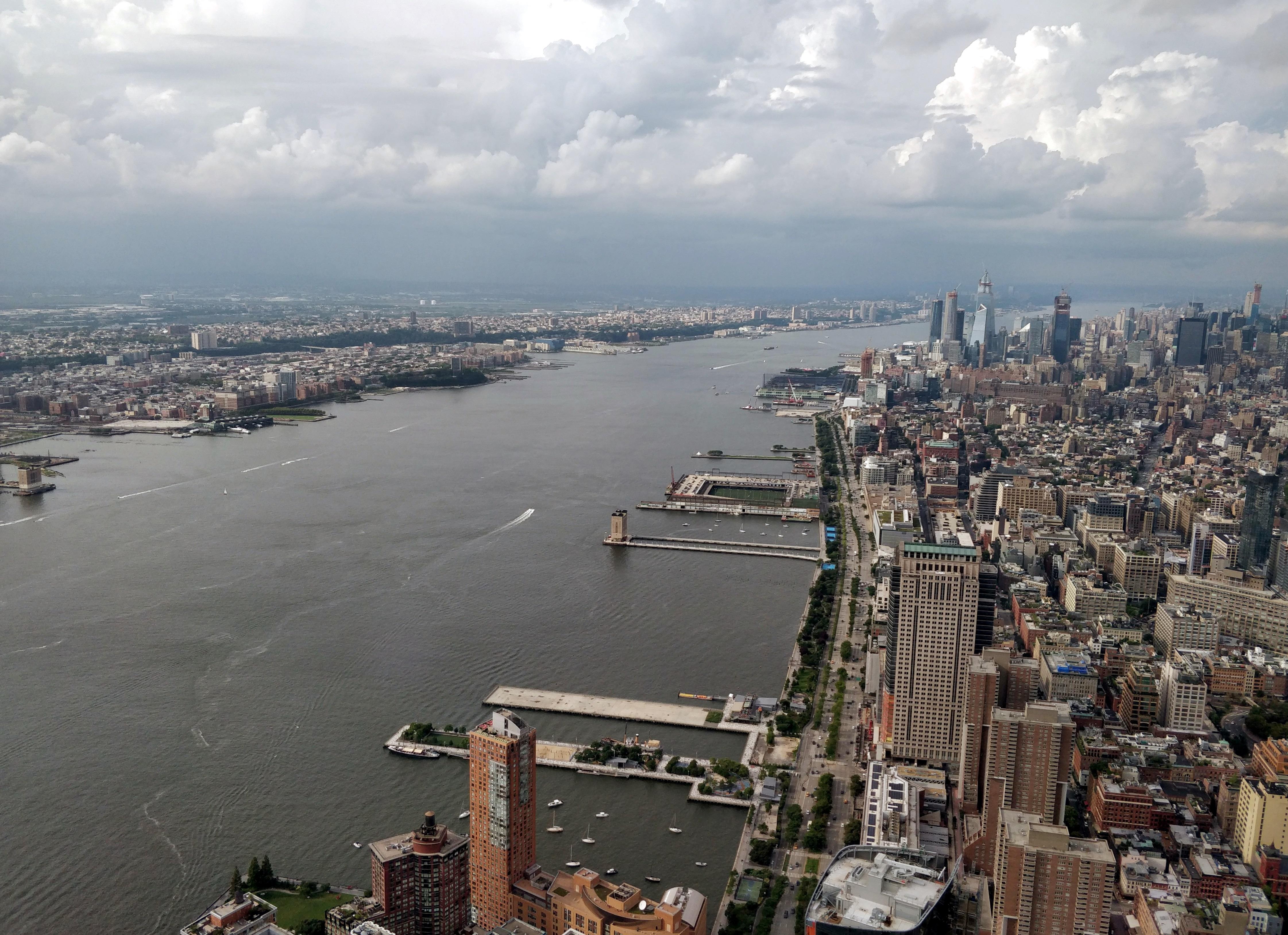 New Jersey, Hudson River and New York from 1WTC [OC] [4485x3256] r