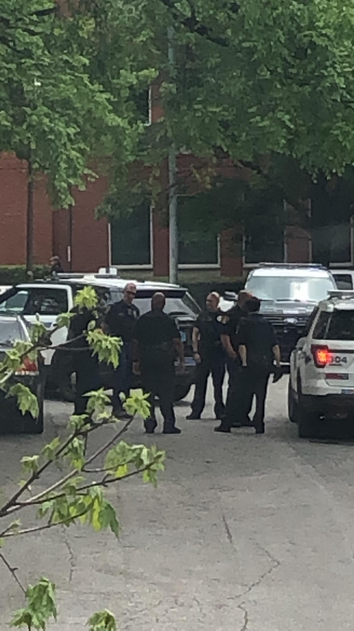 That doesn’t look like 6 feet apart to me 🤔 r/Birmingham