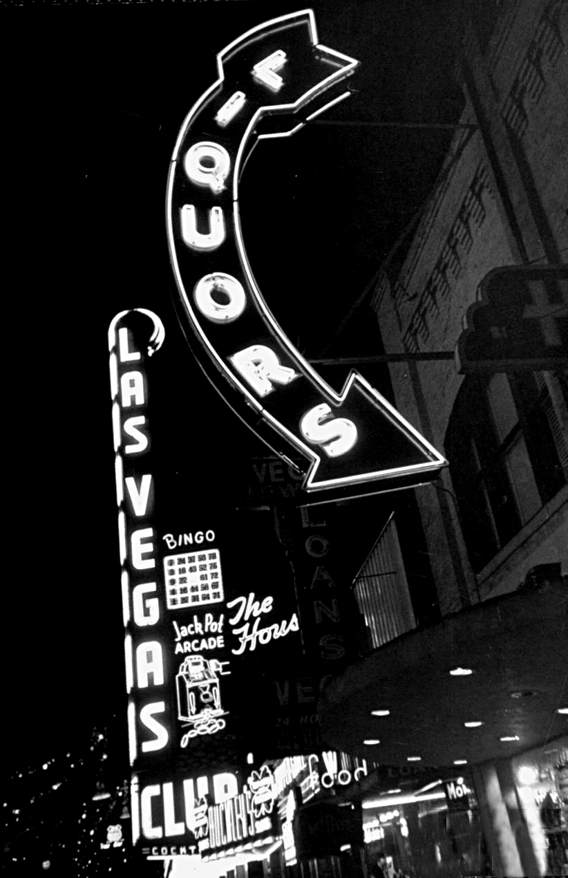 Loomis Dean, The grand strip of Las Vegas lighting up, 1952 r