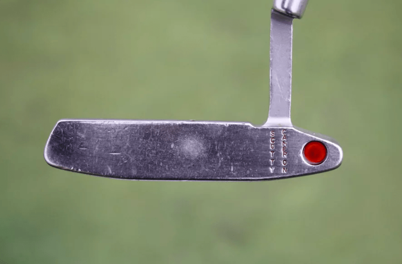 Tiger Woods' wear mark on his putter r/golf