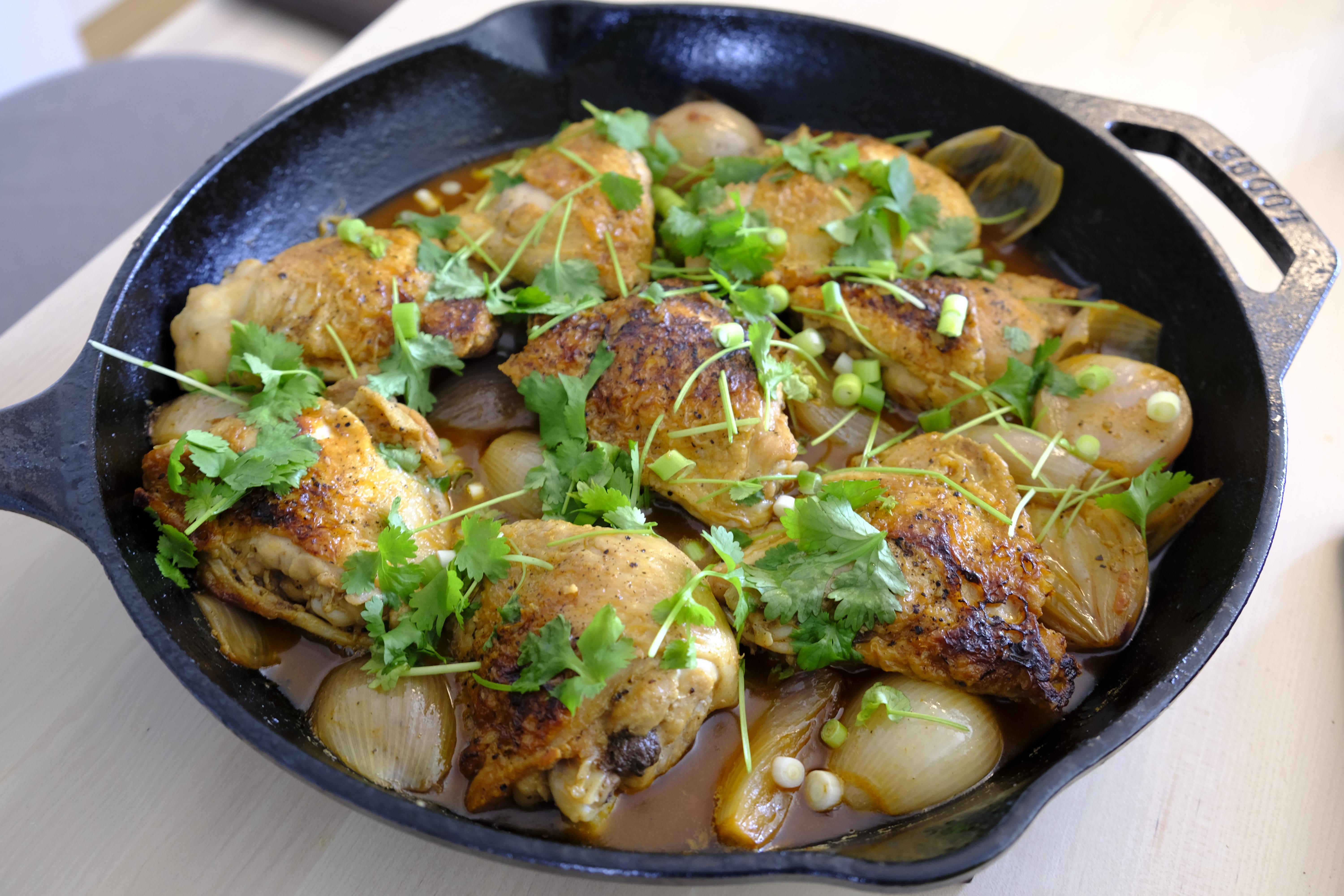 Harissa chicken thigh with shallots. I did it in 40 min! r/castiron
