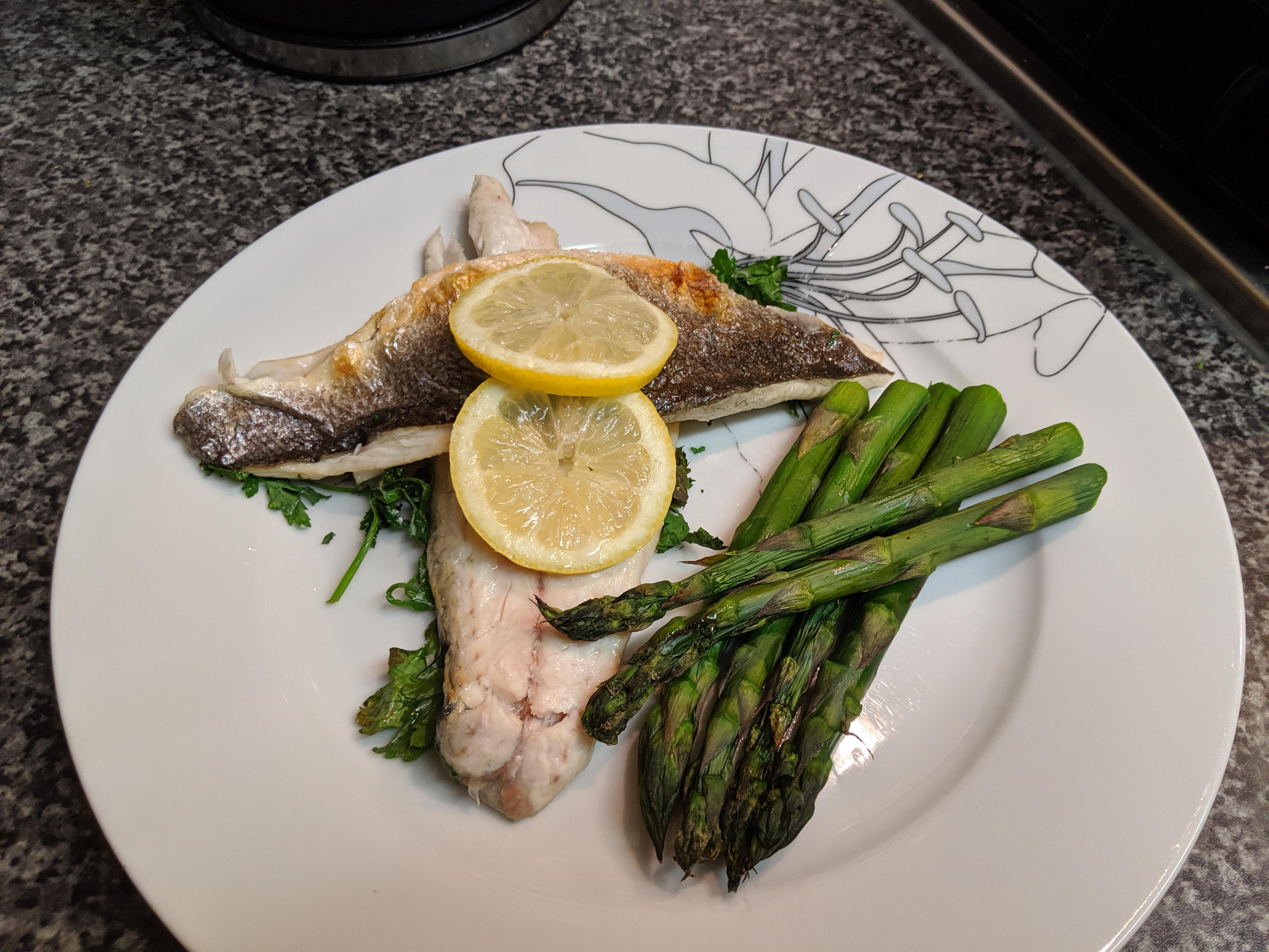[Homemade] Simple sea bass grilled on a bed of lemon and parsley and